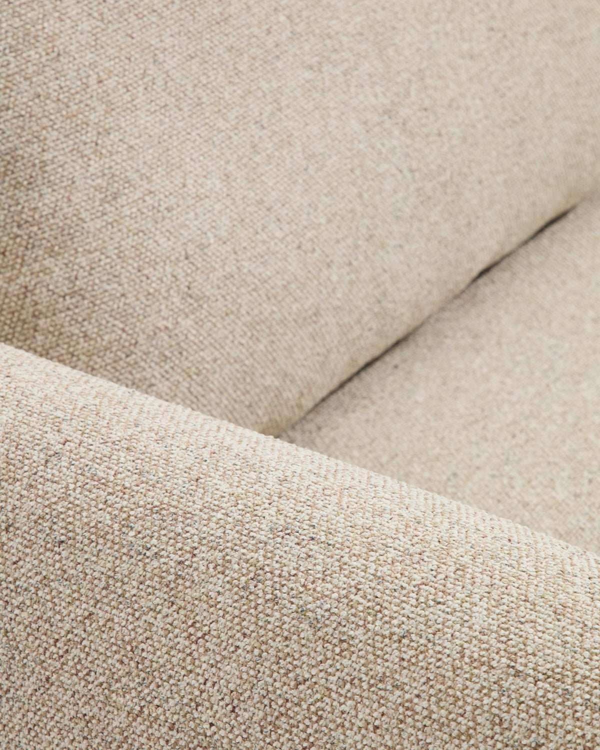 3-Sitzer Sofa Vera in Beige mit gepolsterten Armlehnen und sichtbaren Beinen aus massivem Eschenholz mit Nussbaum-Finish, Frontalansicht.