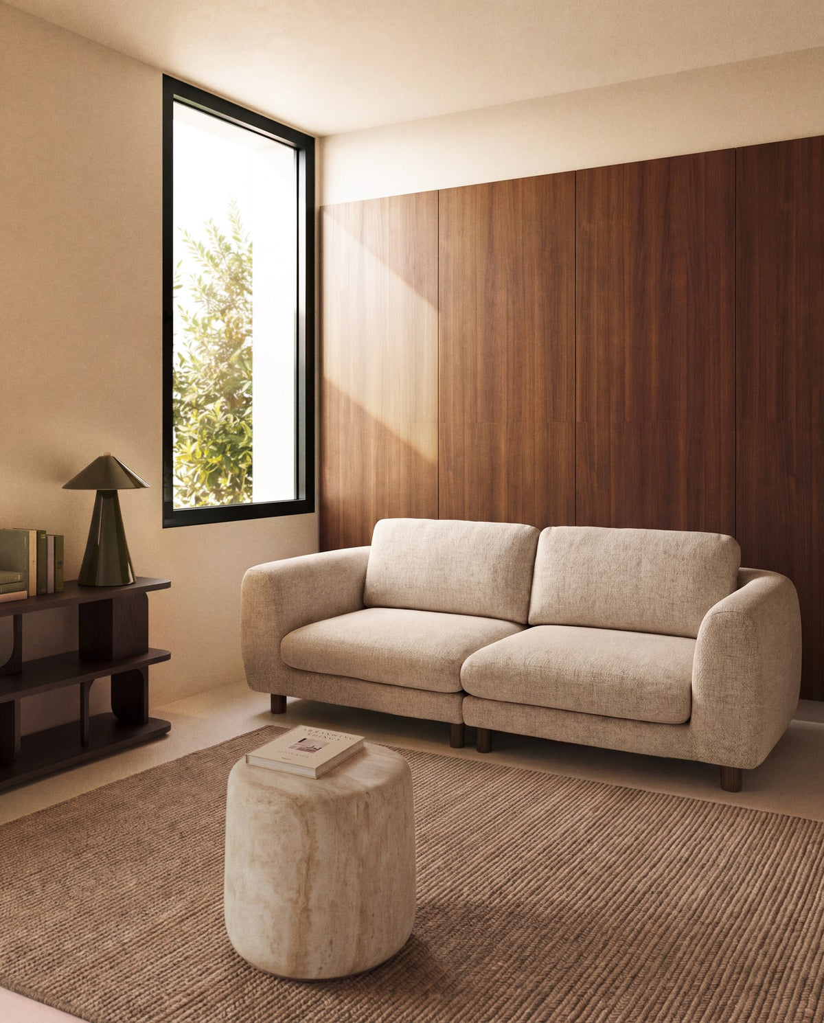 3-Sitzer Sofa Vera in Beige mit gepolsterten Armlehnen und sichtbaren Beinen aus massivem Eschenholz mit Nussbaum-Finish, Frontalansicht.