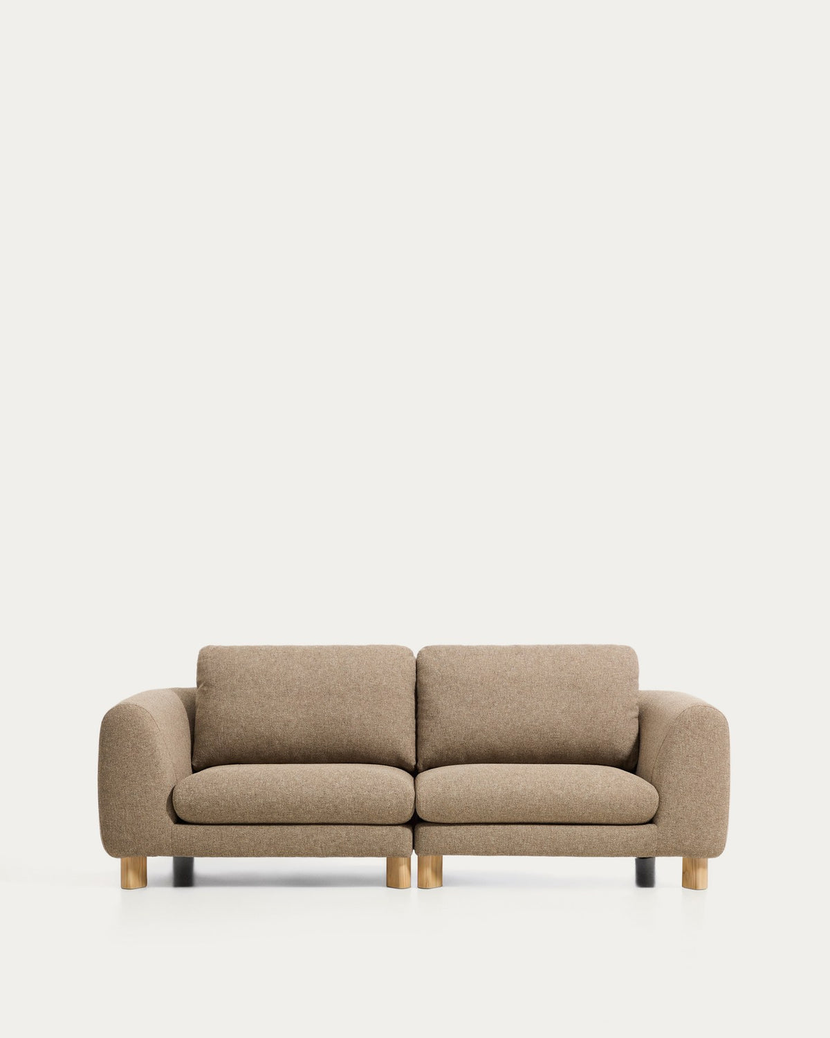 Hellbraunes 3-Sitzer Sofa Vera mit gepolsterter Sitzfläche, geschwungenen Armlehnen und sichtbaren Beinen aus massivem Eschenholz.