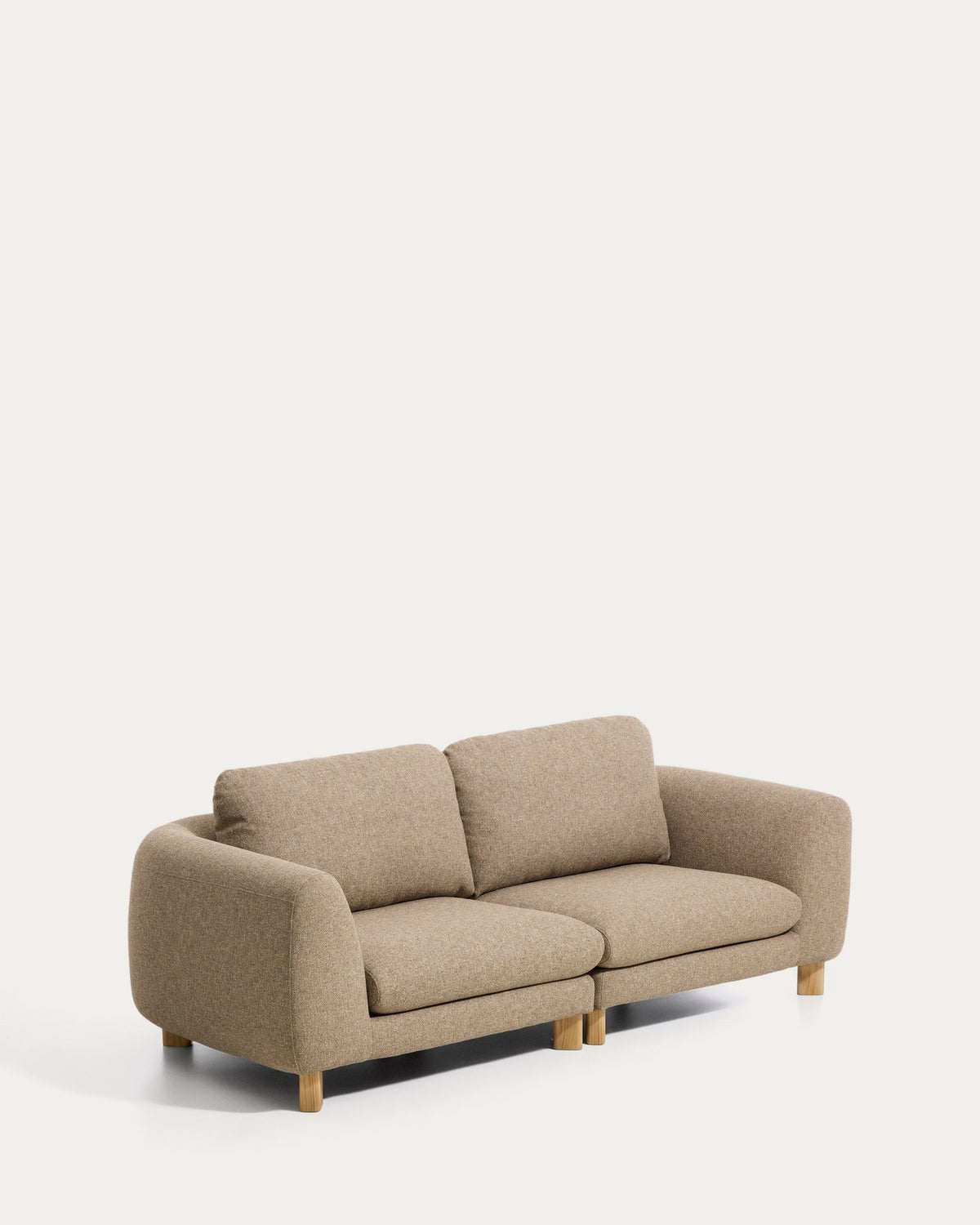 Hellbraunes 3-Sitzer Sofa Vera mit gepolsterter Sitzfläche, geschwungenen Armlehnen und sichtbaren Beinen aus massivem Eschenholz.