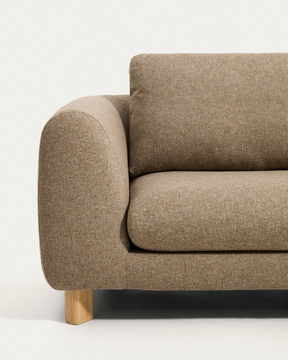 Hellbraunes 3-Sitzer Sofa Vera mit gepolsterter Sitzfläche, geschwungenen Armlehnen und sichtbaren Beinen aus massivem Eschenholz.