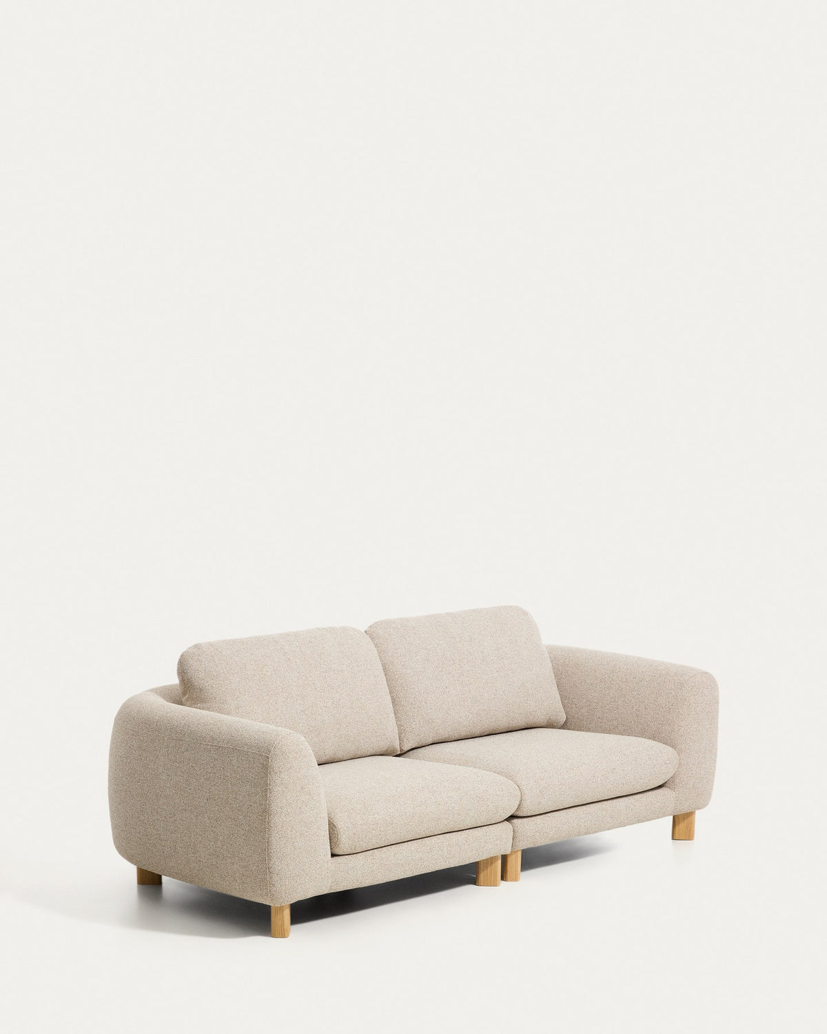 3-Sitzer Sofa Vera in Beige mit massiven Eschenholzbeinen, gepolsterter Sitzfläche und geschwungenen Armlehnen, Frontalansicht.