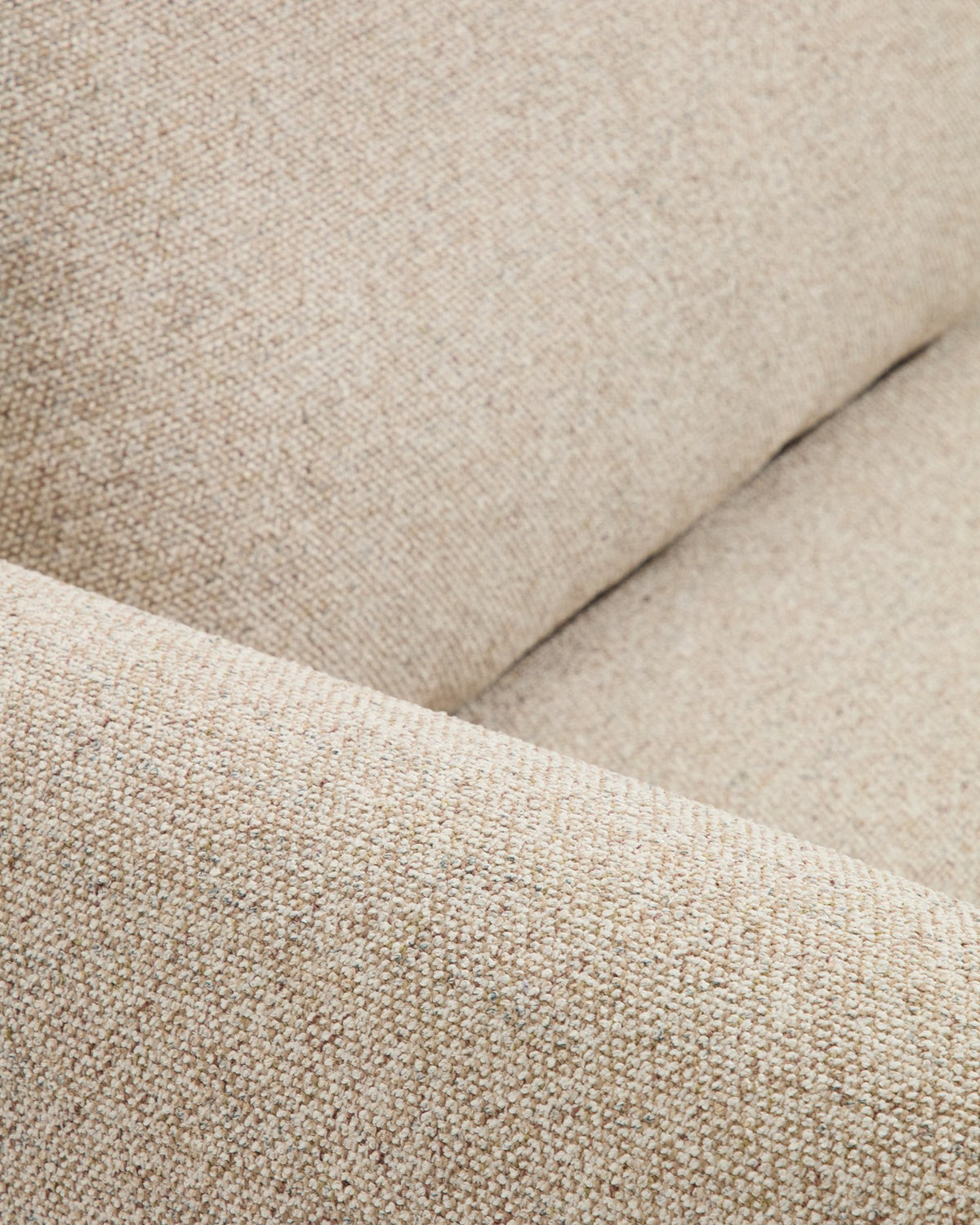 3-Sitzer Sofa Vera in Beige mit massiven Eschenholzbeinen, gepolsterter Sitzfläche und geschwungenen Armlehnen, Frontalansicht.