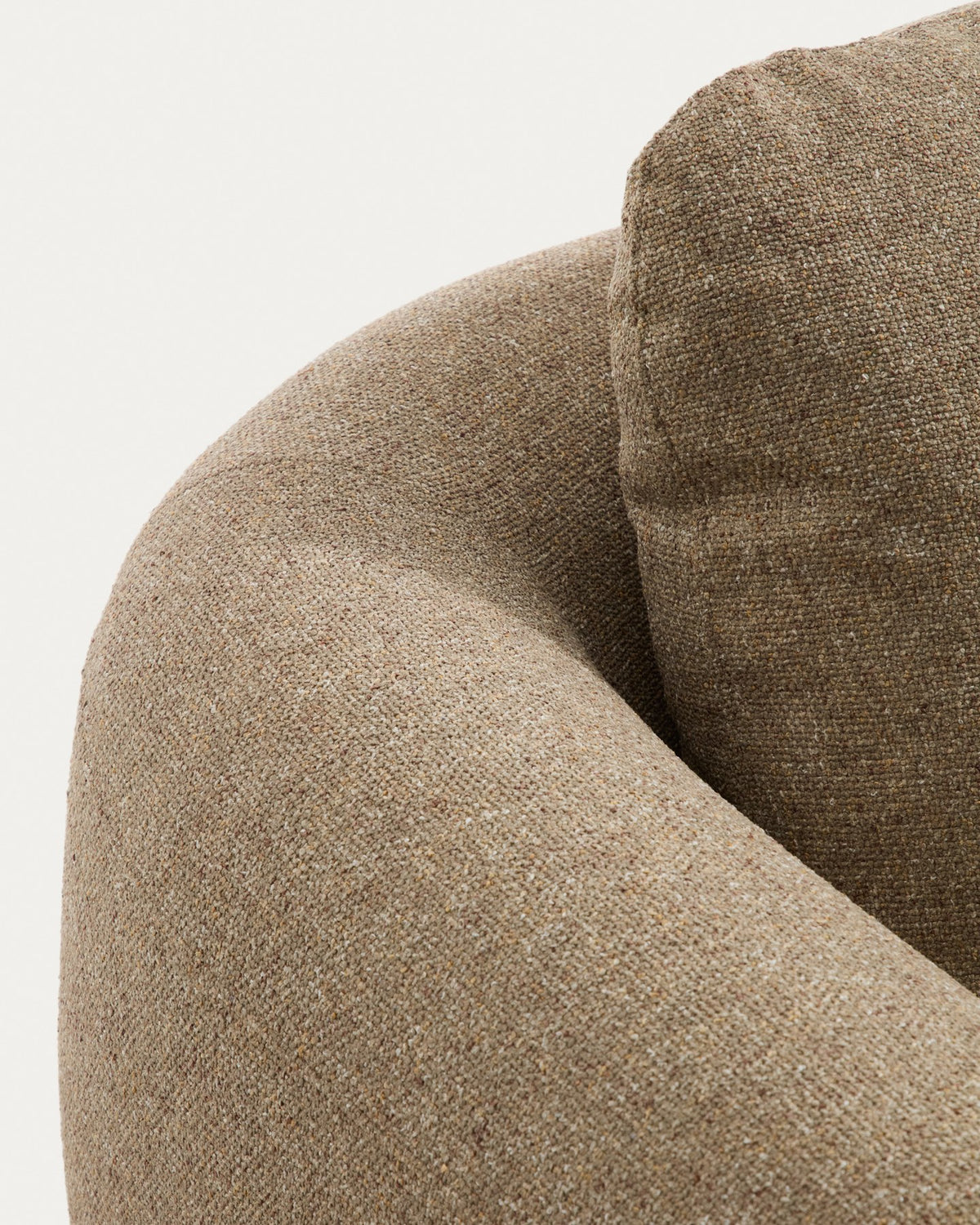 3-Sitzer Sofa Vera von Kave Home in Hellbraun mit Chaiselongue links, gepolstert, Beine aus massivem Eschenholz mit Nussbaum-Finish.