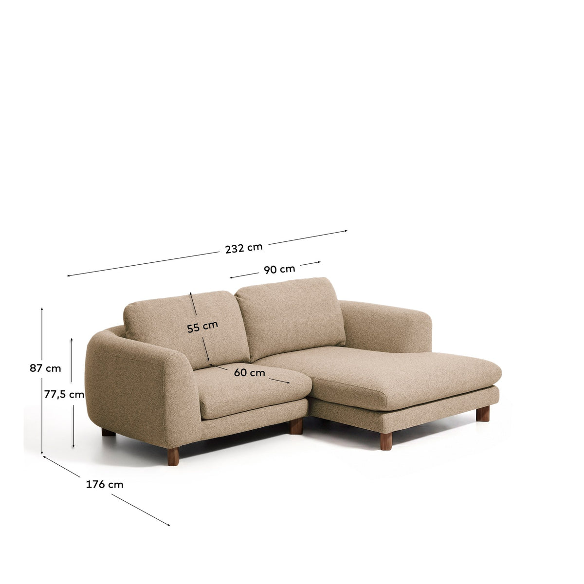 3-Sitzer Sofa Vera von Kave Home in Hellbraun mit Chaiselongue rechts, gepolstertem Bezug und Beinen aus massivem Eschenholz mit Nussbaum-Finish.