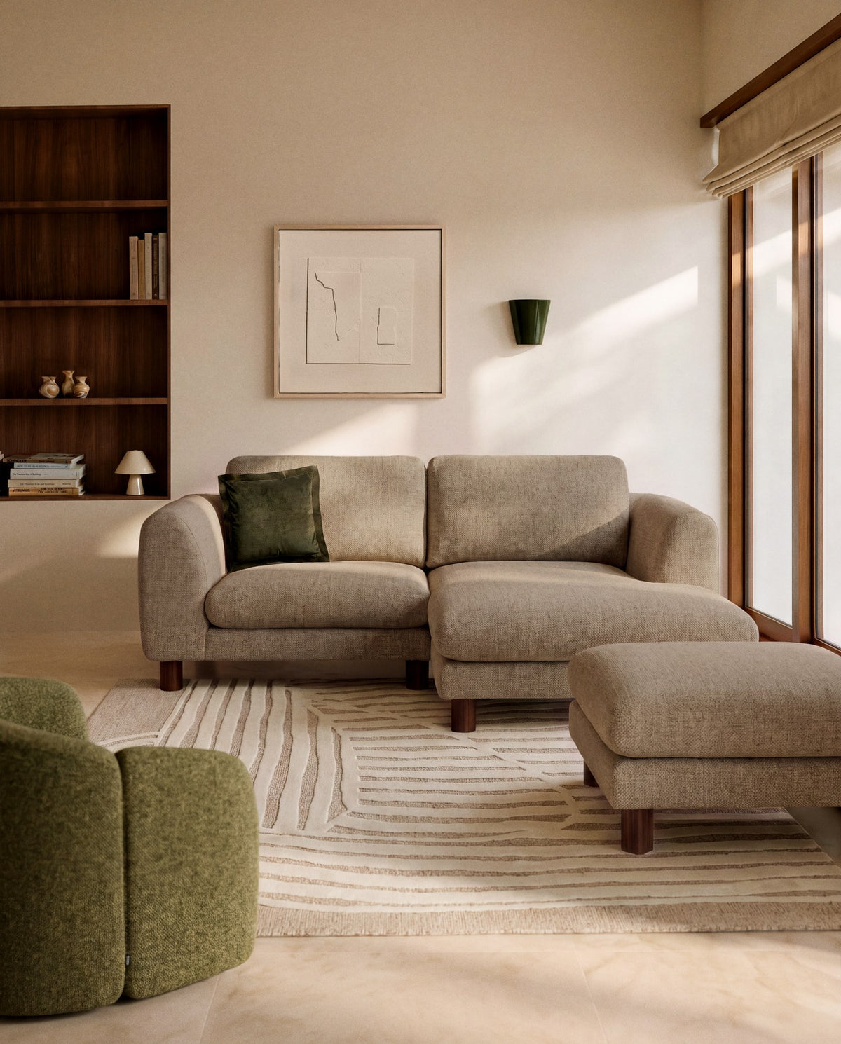 3-Sitzer Sofa Vera von Kave Home in Hellbraun mit Chaiselongue rechts, gepolstertem Bezug und Beinen aus massivem Eschenholz mit Nussbaum-Finish.