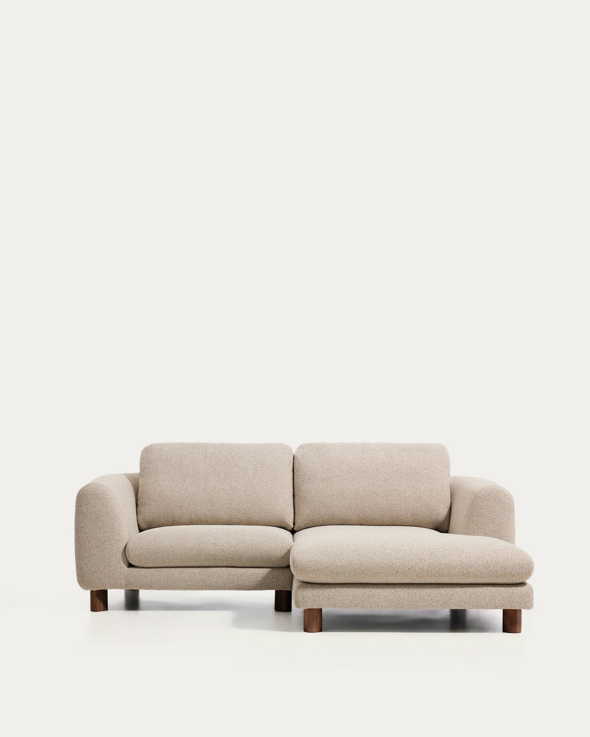 3-Sitzer Sofa Vera mit Chaiselongue rechts in Beige mit Beinen aus massivem Eschenholz mit Nussbaum-Finish, 232 cm, FSC Mix Credit in Beige präsentiert im Onlineshop von KAQTU Design AG. 3er Sofa ist von Kave Home