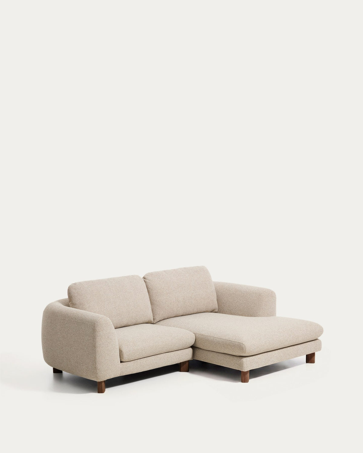 3-Sitzer Sofa Vera mit Chaiselongue rechts in Beige mit Beinen aus massivem Eschenholz mit Nussbaum-Finish, 232 cm, FSC Mix Credit in Beige präsentiert im Onlineshop von KAQTU Design AG. 3er Sofa ist von Kave Home