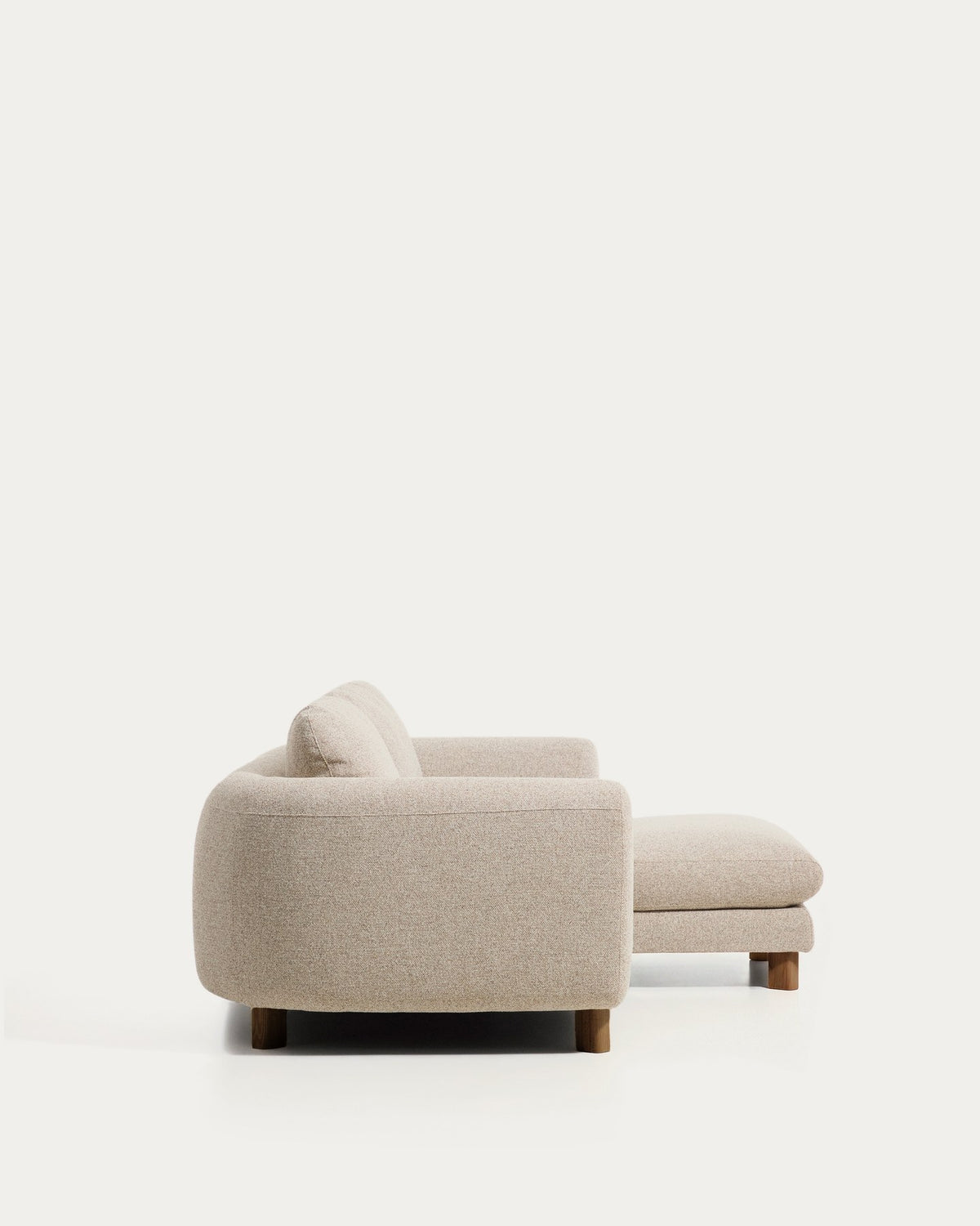 3-Sitzer Sofa Vera mit Chaiselongue rechts in Beige mit Beinen aus massivem Eschenholz mit Nussbaum-Finish, 232 cm, FSC Mix Credit in Beige präsentiert im Onlineshop von KAQTU Design AG. 3er Sofa ist von Kave Home