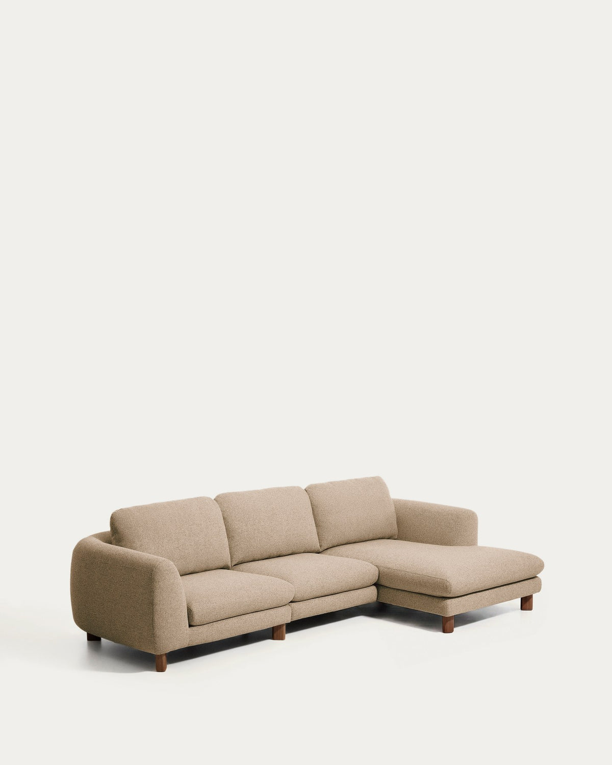 4-Sitzer Sofa Vera in Hellbraun mit Chaiselongue rechts, sichtbaren Beinen aus massivem Eschenholz mit Nussbaum-Finish, Breite 322 cm.
