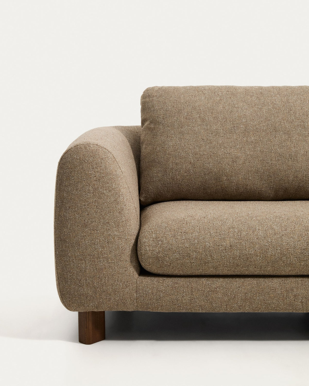 4-Sitzer Sofa Vera in Hellbraun mit Chaiselongue rechts, sichtbaren Beinen aus massivem Eschenholz mit Nussbaum-Finish, Breite 322 cm.