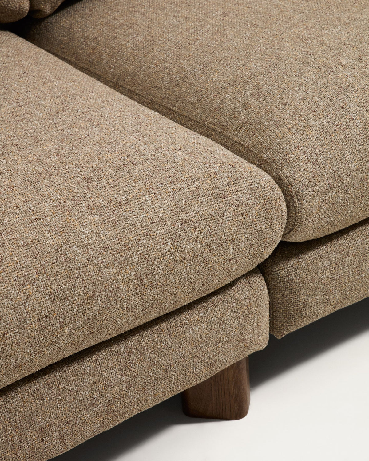 4-Sitzer Sofa Vera in Hellbraun mit Chaiselongue rechts, sichtbaren Beinen aus massivem Eschenholz mit Nussbaum-Finish, Breite 322 cm.