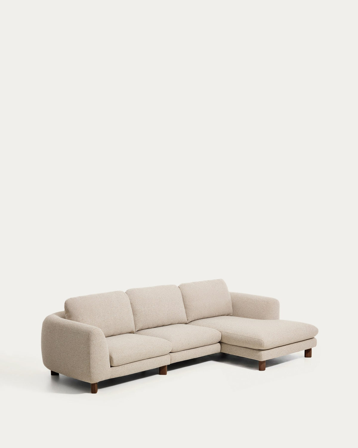 Beiges 4-Sitzer Sofa Vera mit Chaiselongue rechts, gepolsterten Armlehnen und sichtbaren Beinen aus massivem Eschenholz mit Nussbaum-Finish.