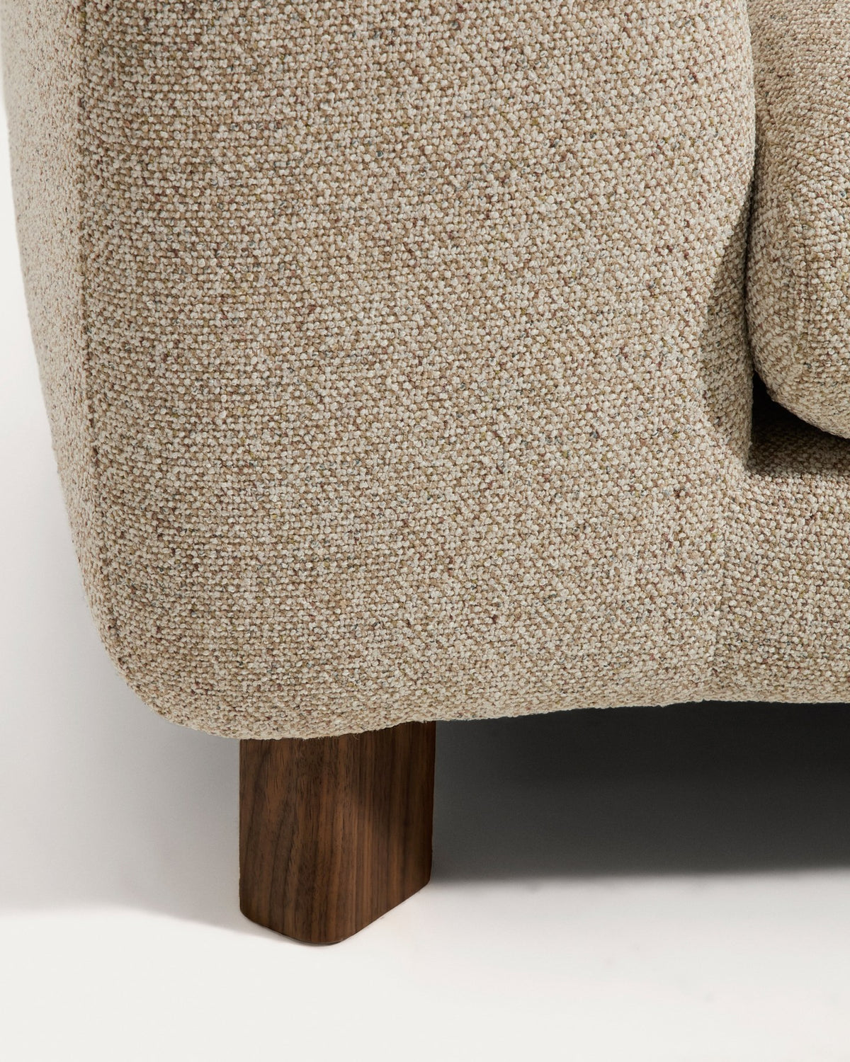 Beiges 4-Sitzer Sofa Vera mit Chaiselongue rechts, gepolsterten Armlehnen und sichtbaren Beinen aus massivem Eschenholz mit Nussbaum-Finish.