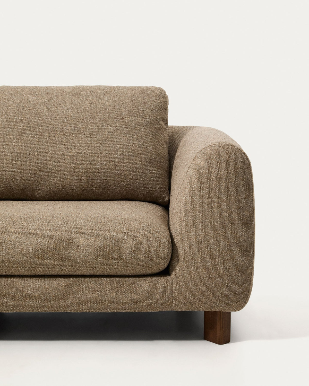 4-Sitzer Sofa Vera von Kave Home in Hellbraun mit Chaiselongue links, gepolstert, Beine aus massivem Eschenholz mit Nussbaum-Finish.