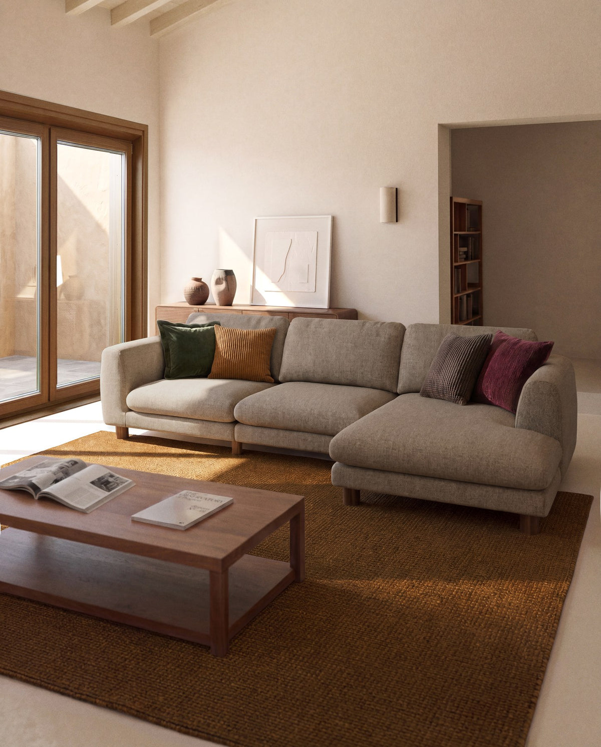 4-Sitzer Sofa Vera von Kave Home in Hellbraun mit Chaiselongue links, gepolstert, Beine aus massivem Eschenholz mit Nussbaum-Finish.