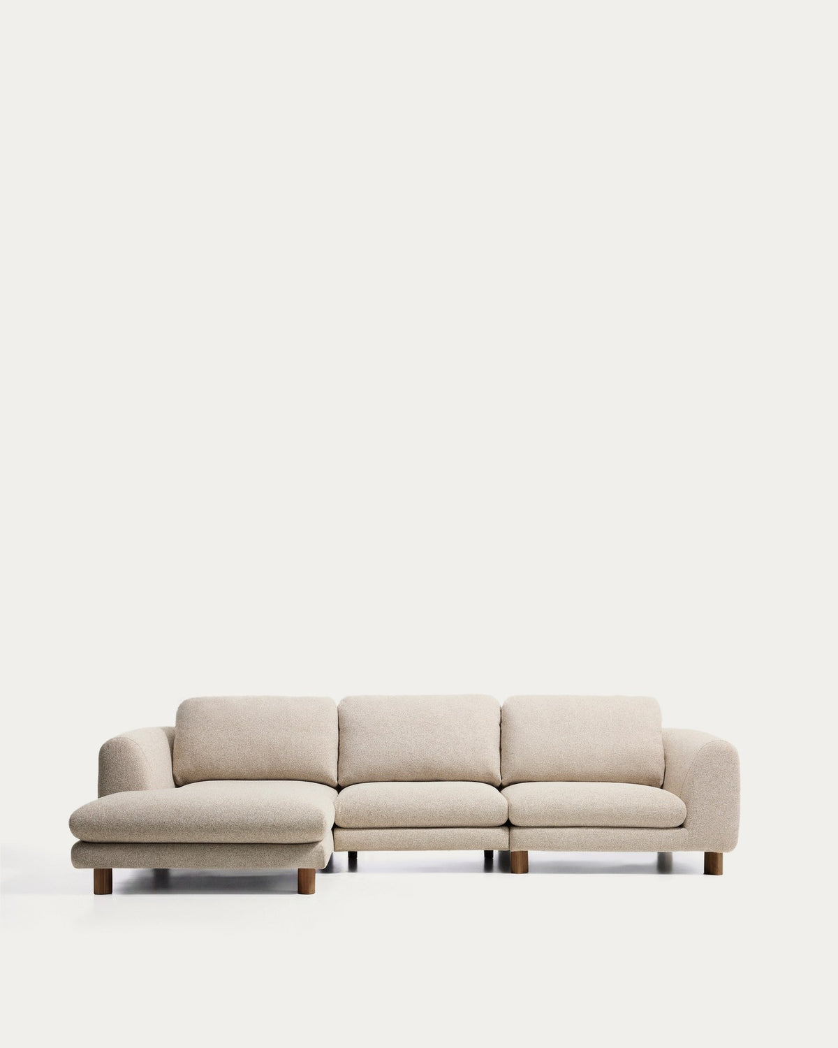 4-Sitzer Sofa Vera von Kave Home in Beige mit Chaiselongue links, Beinen aus massivem Eschenholz mit Nussbaum-Finish und Filzgleitern.