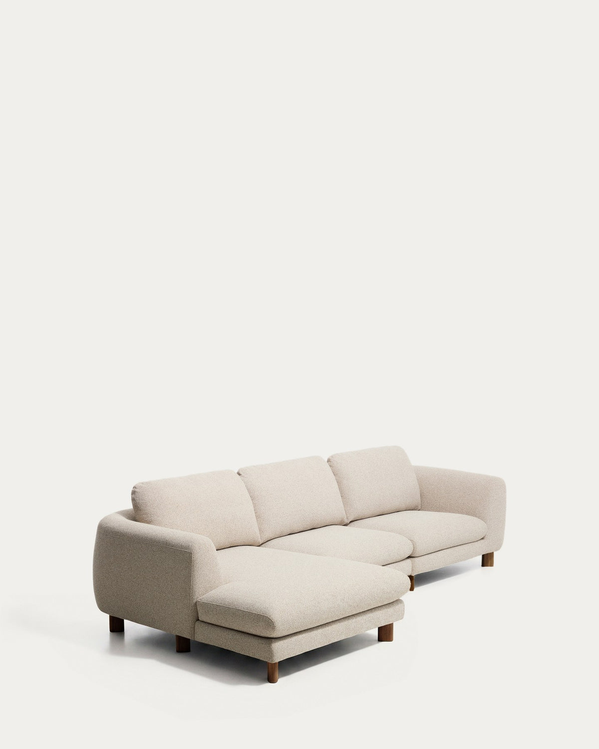 4-Sitzer Sofa Vera von Kave Home in Beige mit Chaiselongue links, Beinen aus massivem Eschenholz mit Nussbaum-Finish und Filzgleitern.