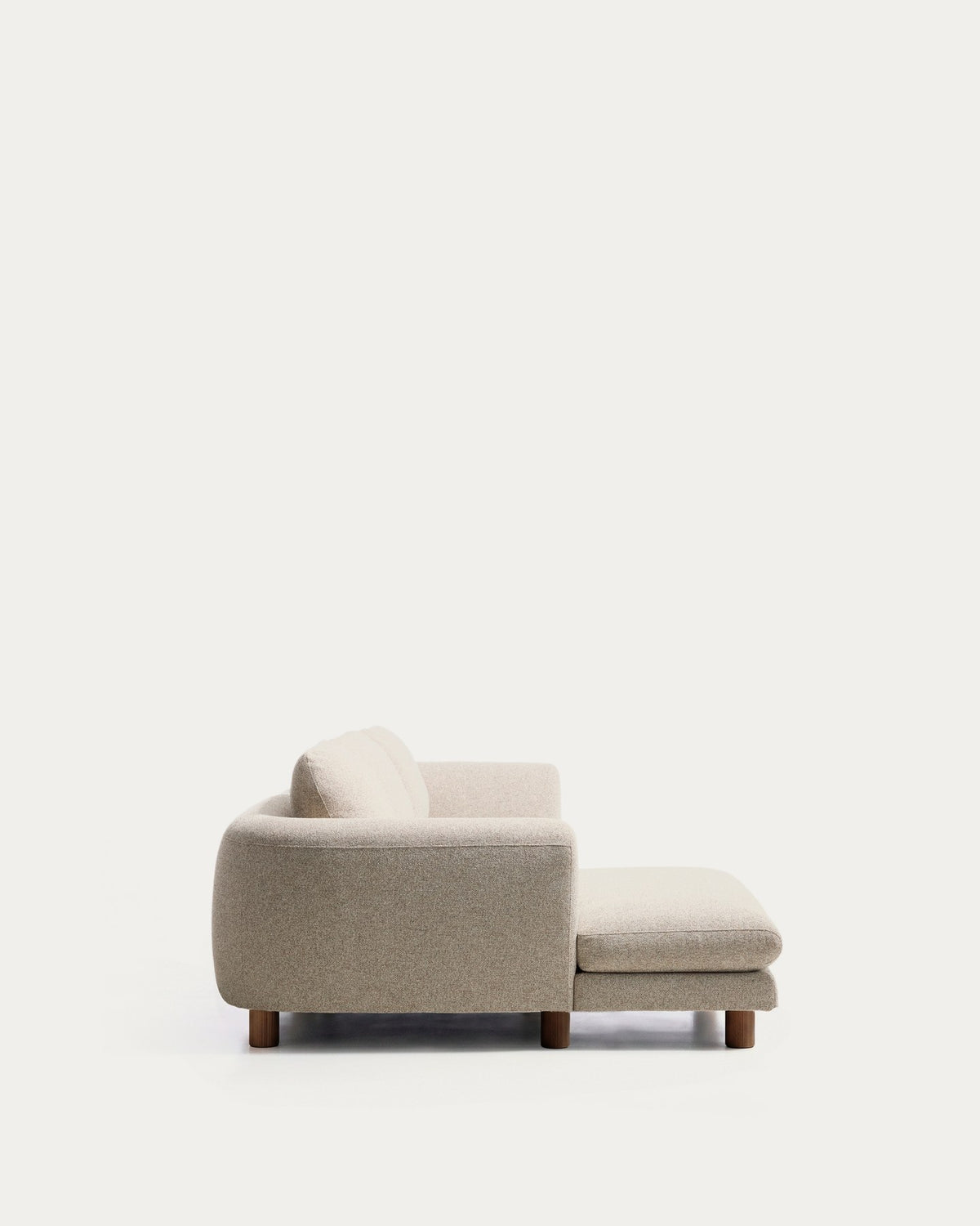 4-Sitzer Sofa Vera von Kave Home in Beige mit Chaiselongue links, Beinen aus massivem Eschenholz mit Nussbaum-Finish und Filzgleitern.