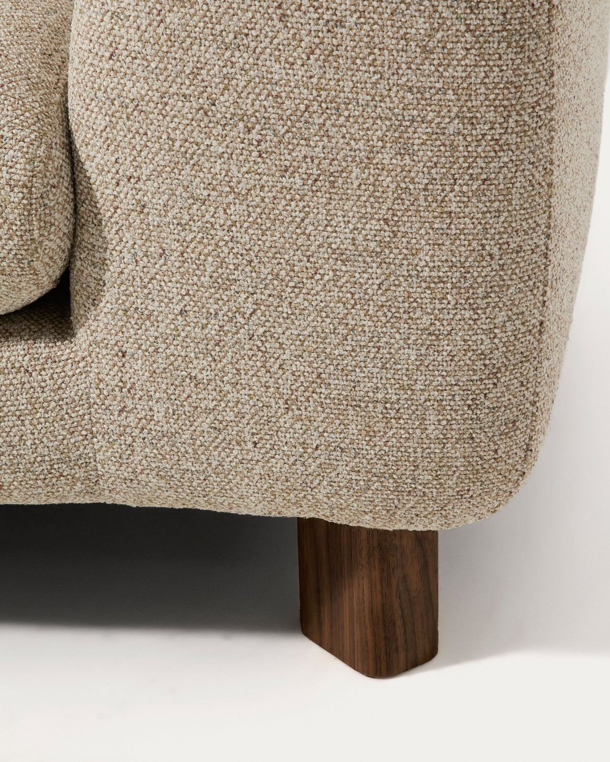 4-Sitzer Sofa Vera von Kave Home in Beige mit Chaiselongue links, Beinen aus massivem Eschenholz mit Nussbaum-Finish und Filzgleitern.