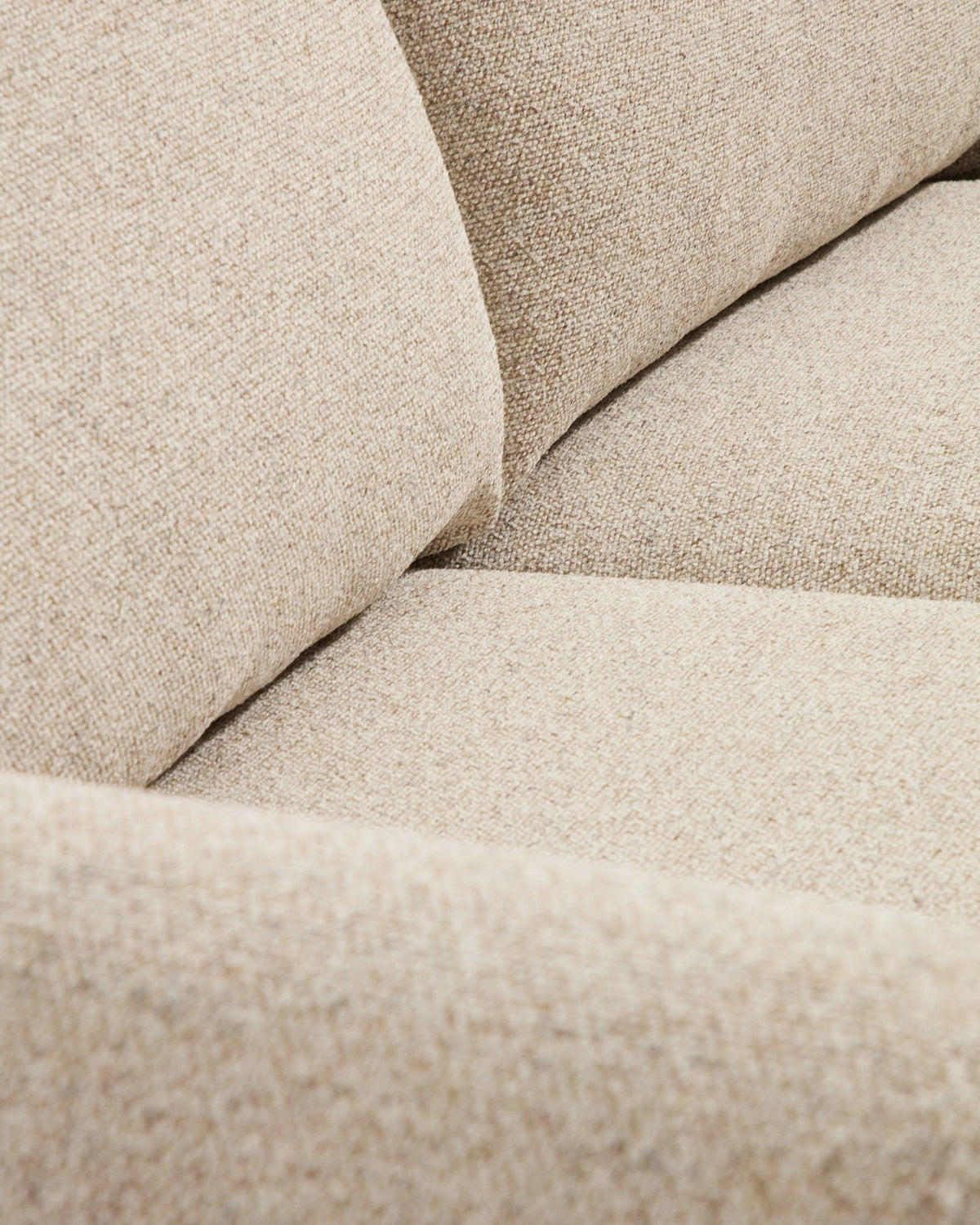 4-Sitzer Sofa Vera von Kave Home in Beige mit Chaiselongue links, Beinen aus massivem Eschenholz mit Nussbaum-Finish und Filzgleitern.