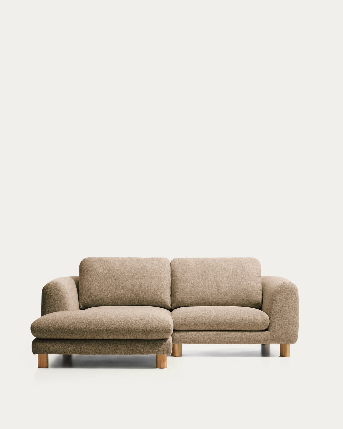 3-Sitzer Sofa Vera in Hellbraun mit Chaiselongue links, gepolsterter Sitzfläche und sichtbaren Beinen aus massivem Eschenholz mit natürlichem Finish.