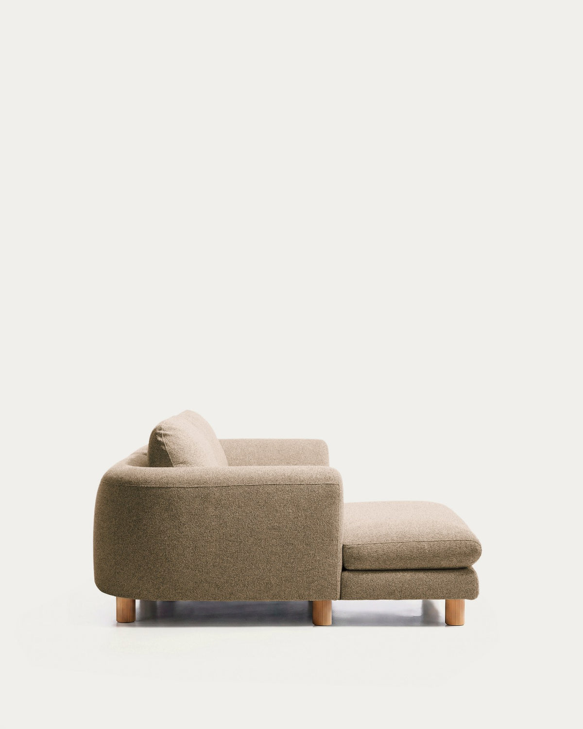 3-Sitzer Sofa Vera in Hellbraun mit Chaiselongue links, gepolsterter Sitzfläche und sichtbaren Beinen aus massivem Eschenholz mit natürlichem Finish.