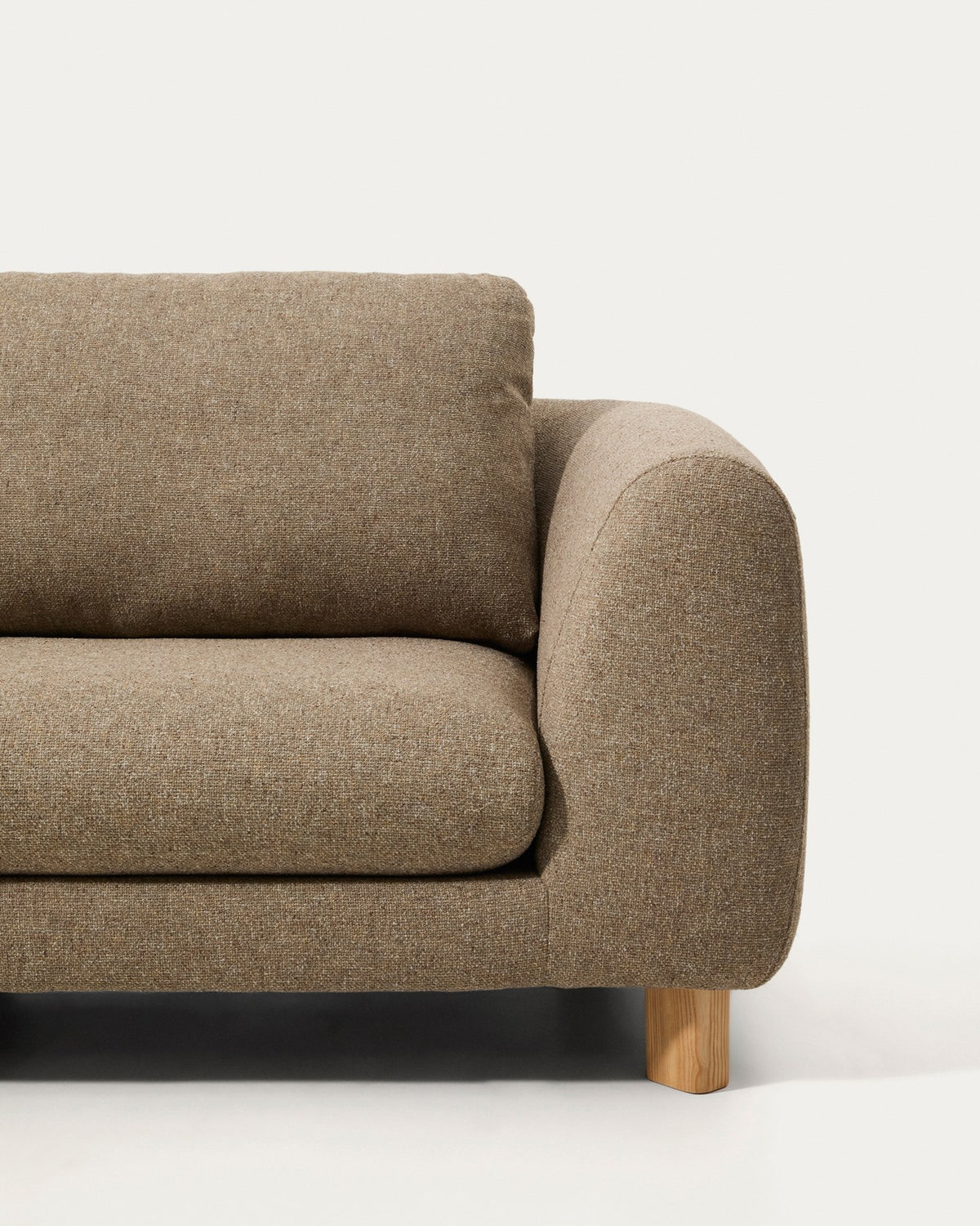 3-Sitzer Sofa Vera in Hellbraun mit Chaiselongue links, gepolsterter Sitzfläche und sichtbaren Beinen aus massivem Eschenholz mit natürlichem Finish.