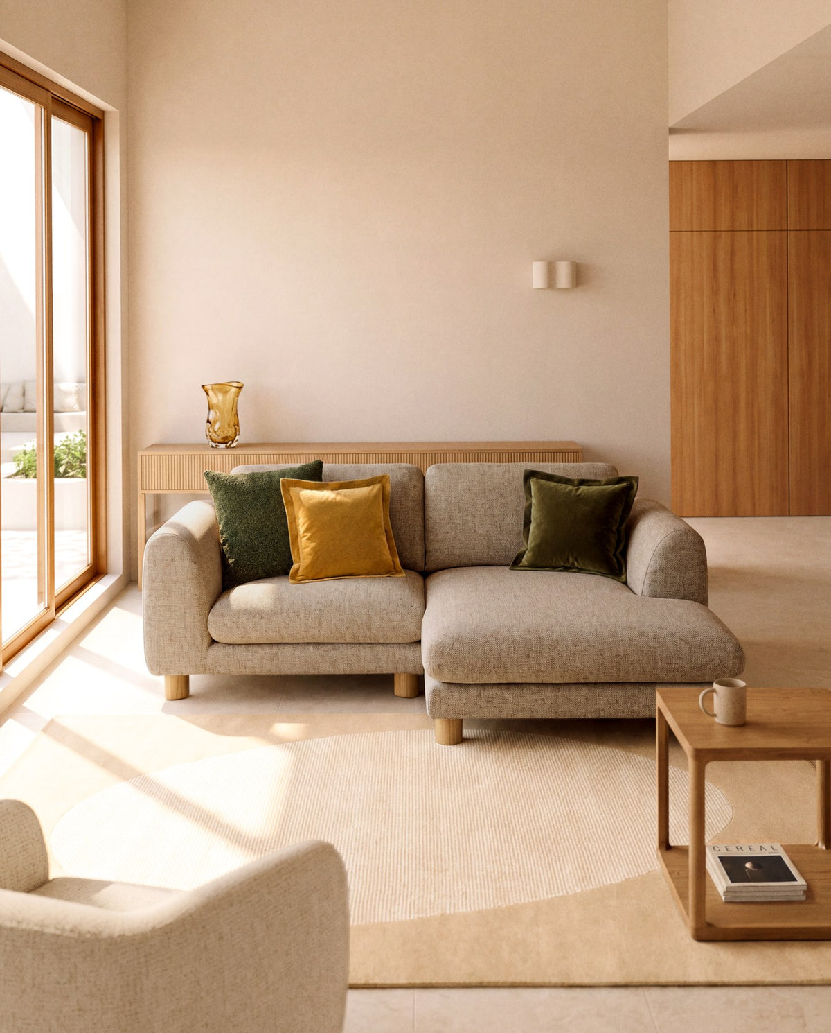 3-Sitzer Sofa Vera in Hellbraun mit Chaiselongue links, gepolsterter Sitzfläche und sichtbaren Beinen aus massivem Eschenholz mit natürlichem Finish.
