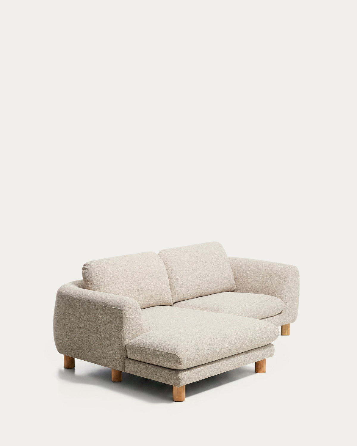 Beiges 3-Sitzer Sofa Vera mit Chaiselongue links, Bezug aus Gewebe, Beine aus massivem Eschenholz mit natürlichem Finish, Armlehnen und Rückenkissen.