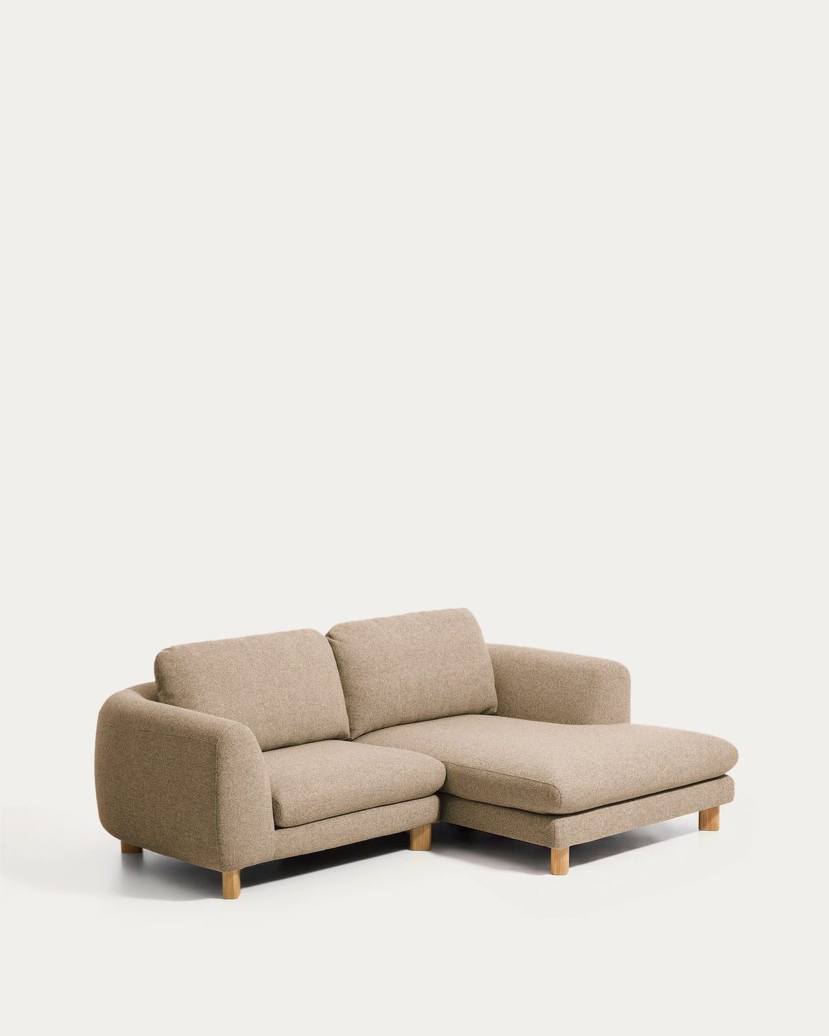 Hellbraunes 3-Sitzer Sofa Vera mit Chaiselongue rechts, gepolsterten Armlehnen und sichtbaren Beinen aus massivem Eschenholz.