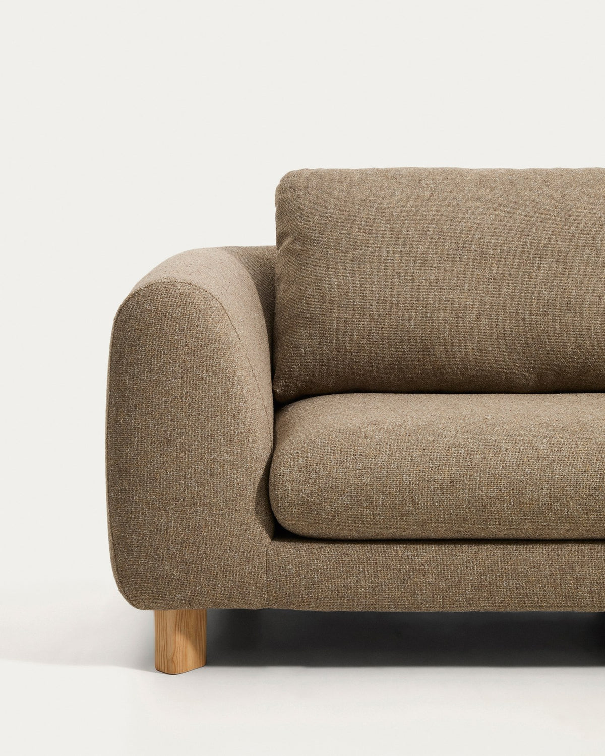 Hellbraunes 3-Sitzer Sofa Vera mit Chaiselongue rechts, gepolsterten Armlehnen und sichtbaren Beinen aus massivem Eschenholz.