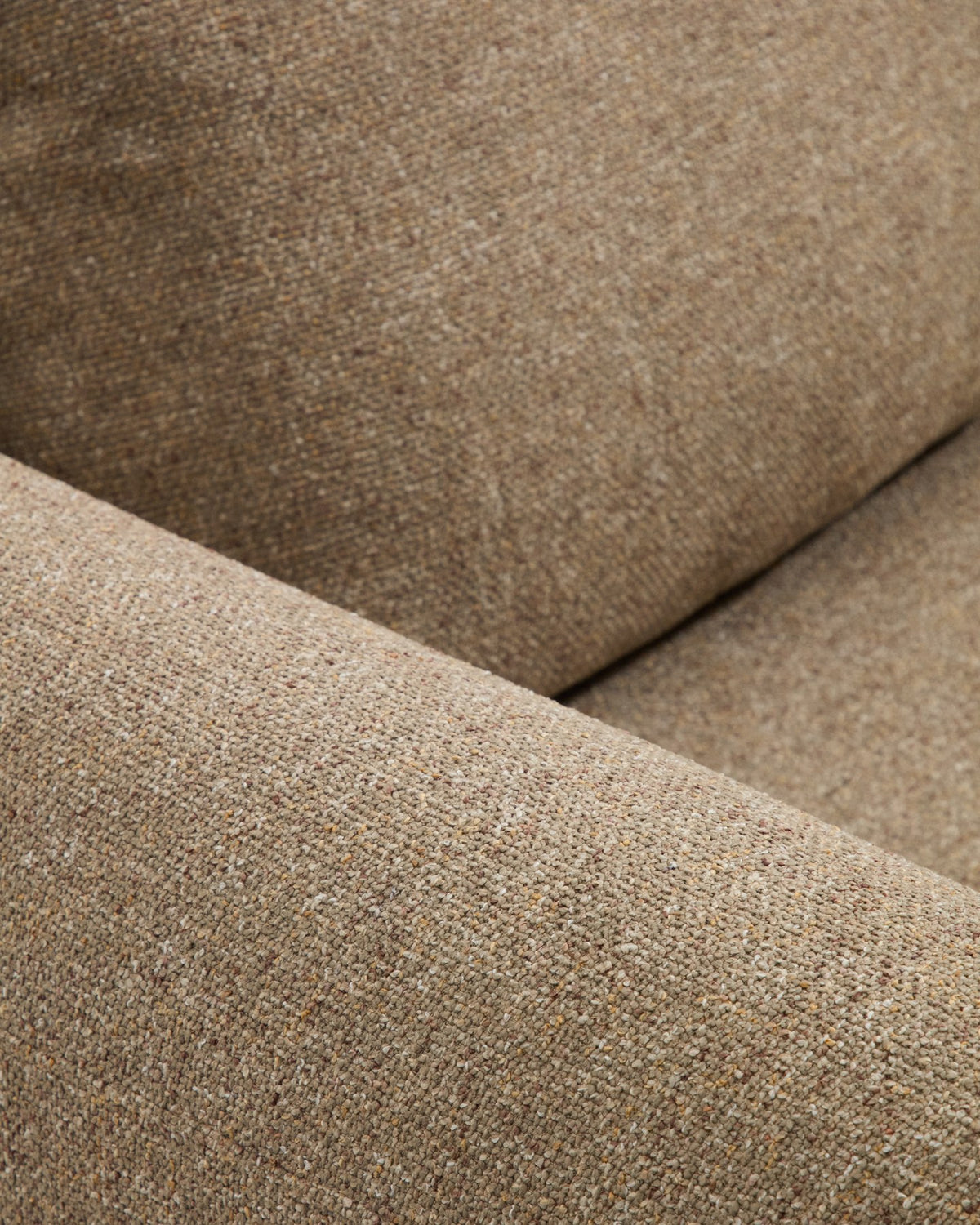 Hellbraunes 3-Sitzer Sofa Vera mit Chaiselongue rechts, gepolsterten Armlehnen und sichtbaren Beinen aus massivem Eschenholz.