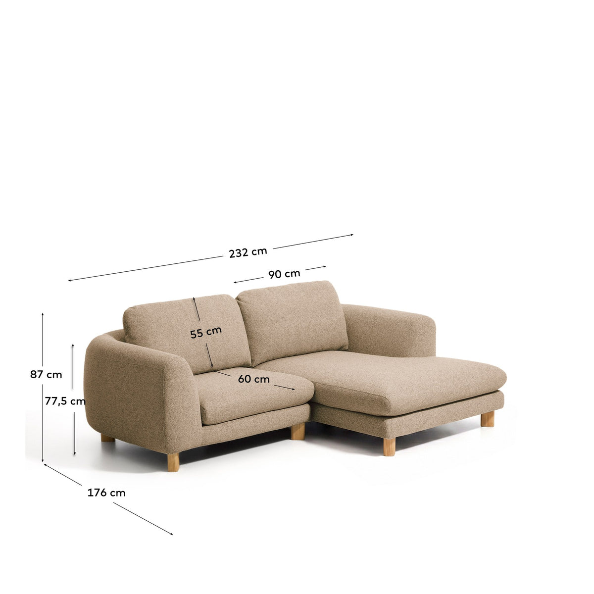 Hellbraunes 3-Sitzer Sofa Vera mit Chaiselongue rechts, gepolsterten Armlehnen und sichtbaren Beinen aus massivem Eschenholz.