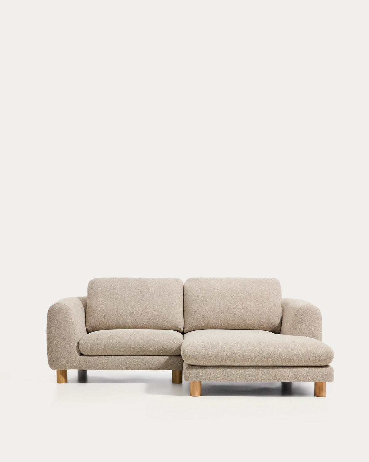 3-Sitzer Sofa Vera in Beige mit Chaiselongue rechts, gepolstert mit strukturiertem Gewebe und Beinen aus massivem Eschenholz mit natürlichem Finish.