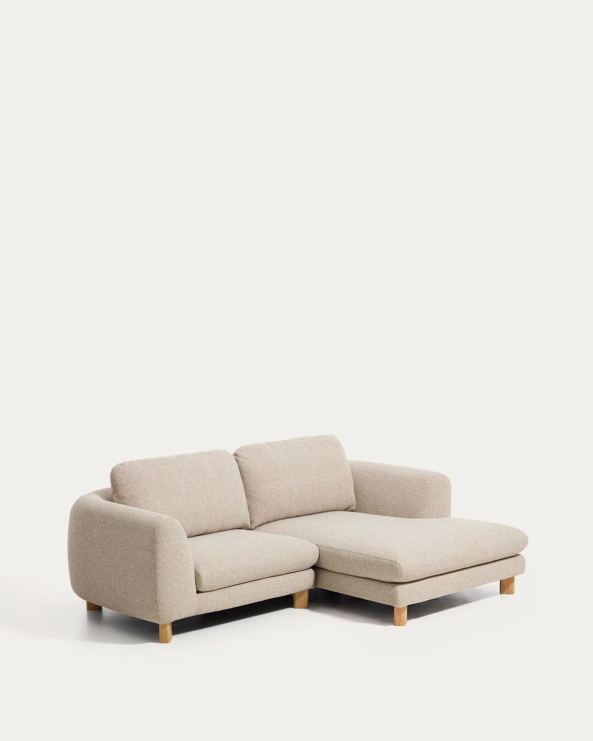 3-Sitzer Sofa Vera in Beige mit Chaiselongue rechts, gepolstert mit strukturiertem Gewebe und Beinen aus massivem Eschenholz mit natürlichem Finish.