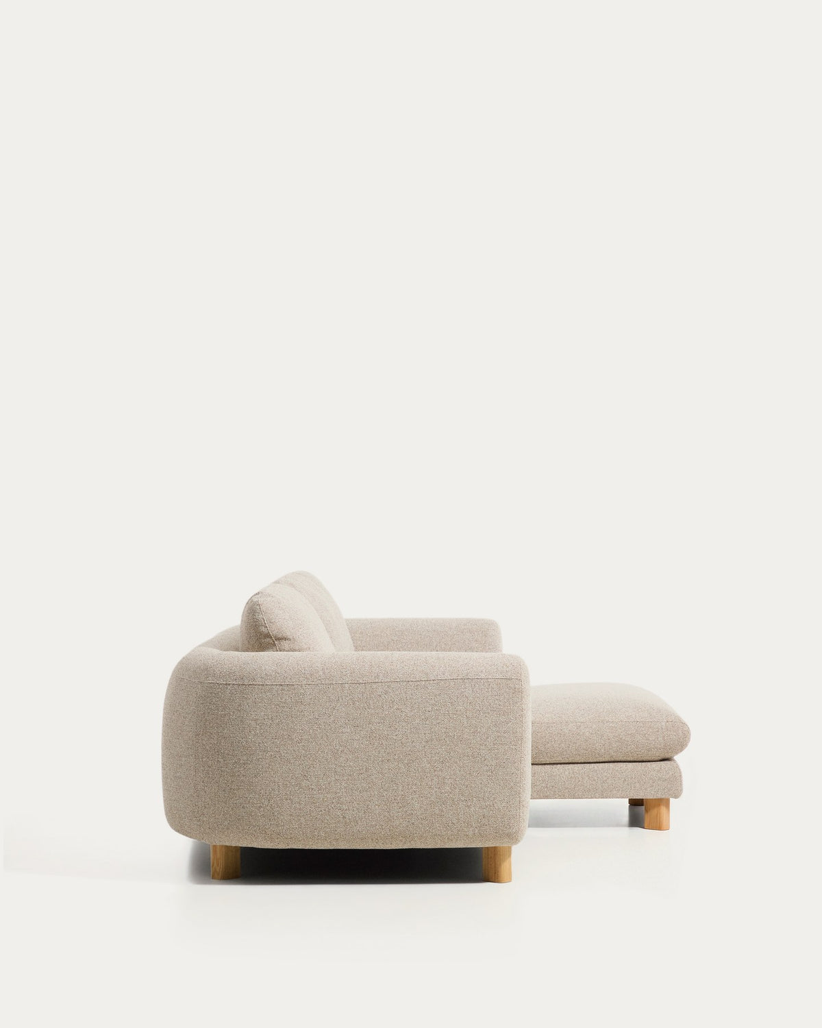 3-Sitzer Sofa Vera in Beige mit Chaiselongue rechts, gepolstert mit strukturiertem Gewebe und Beinen aus massivem Eschenholz mit natürlichem Finish.