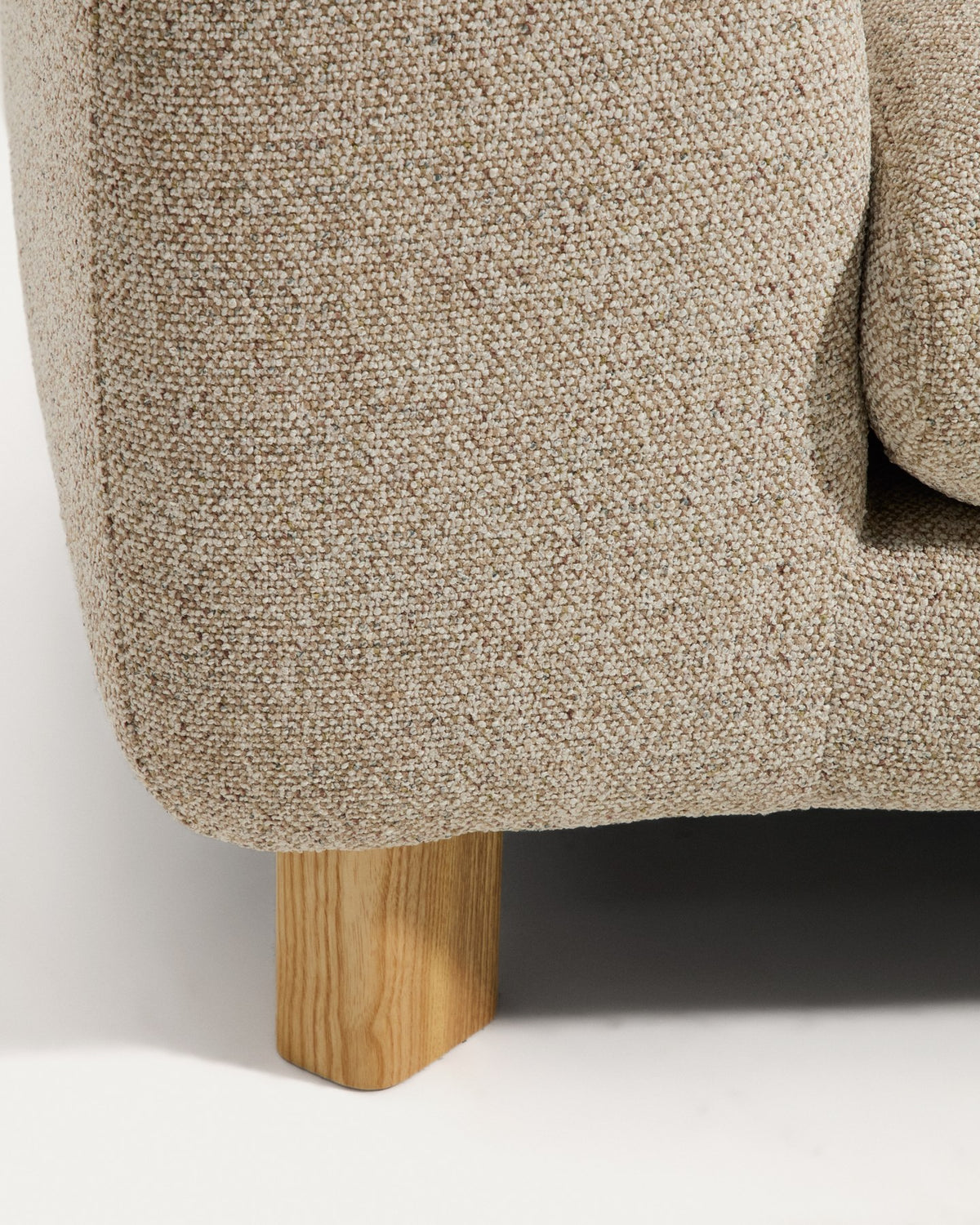 3-Sitzer Sofa Vera in Beige mit Chaiselongue rechts, gepolstert mit strukturiertem Gewebe und Beinen aus massivem Eschenholz mit natürlichem Finish.