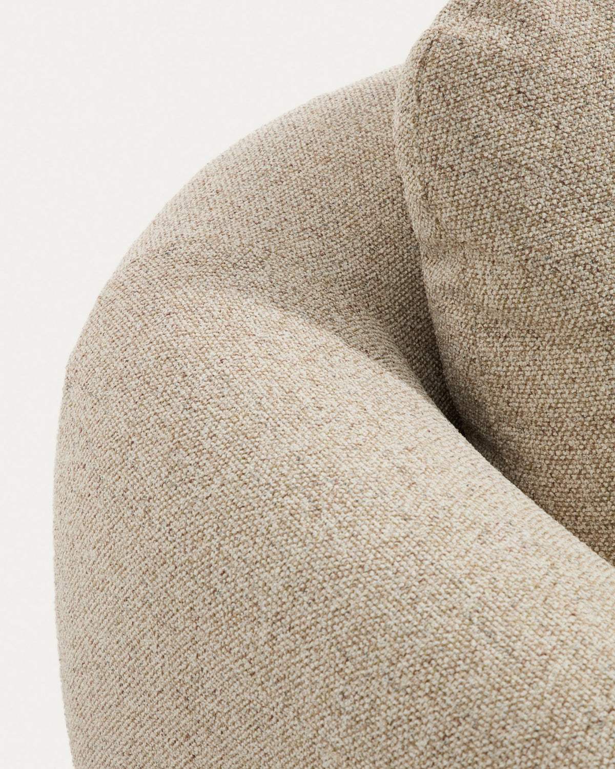 3-Sitzer Sofa Vera in Beige mit Chaiselongue rechts, gepolstert mit strukturiertem Gewebe und Beinen aus massivem Eschenholz mit natürlichem Finish.