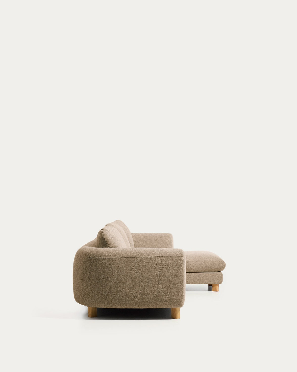 Hellbraunes 4-Sitzer Sofa Vera mit Chaiselongue rechts, gepolstert mit strukturiertem Gewebe, auf sichtbaren Beinen aus massivem Eschenholz mit natürlichem Finish.