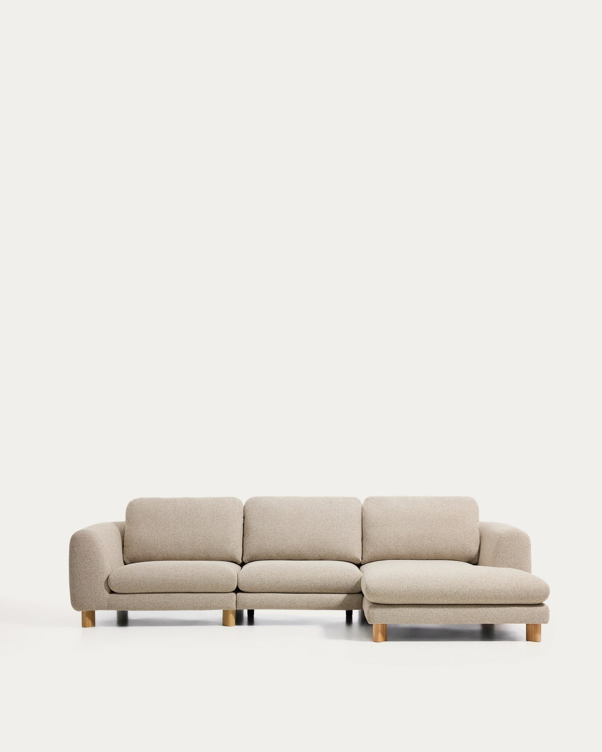 4-Sitzer Sofa Vera in Beige mit Chaiselongue rechts, sichtbaren Beinen aus massivem Eschenholz und grob strukturiertem Bezugsstoff.