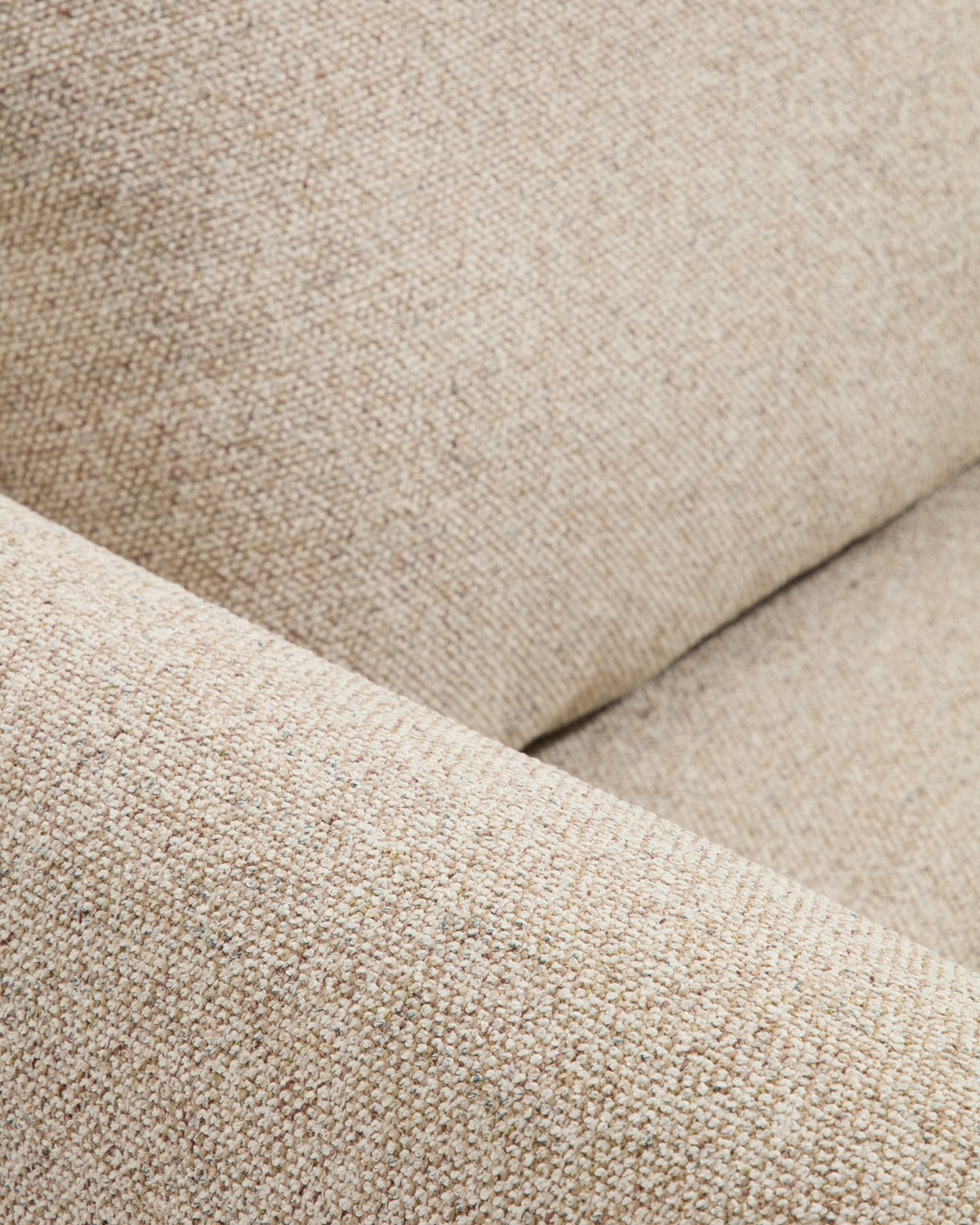 4-Sitzer Sofa Vera in Beige mit Chaiselongue rechts, sichtbaren Beinen aus massivem Eschenholz und grob strukturiertem Bezugsstoff.