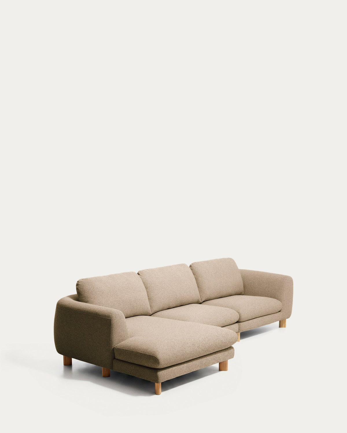 4-Sitzer Sofa Vera von Kave Home in Hellbraun mit Chaiselongue links, gepolstertem Gewebebezug und Beinen aus massivem Eschenholz.