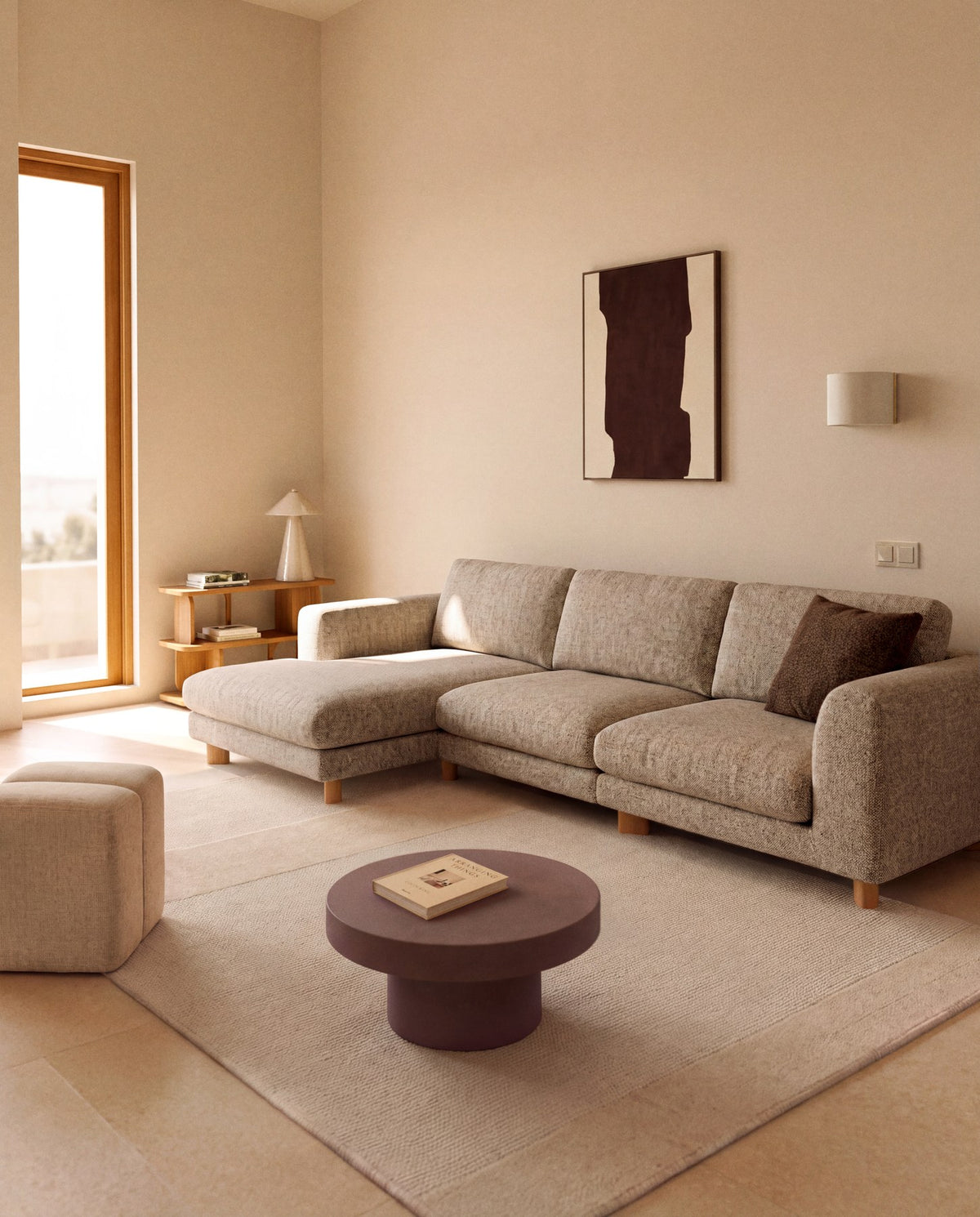 4-Sitzer Sofa Vera von Kave Home in Hellbraun mit Chaiselongue links, gepolstertem Gewebebezug und Beinen aus massivem Eschenholz.