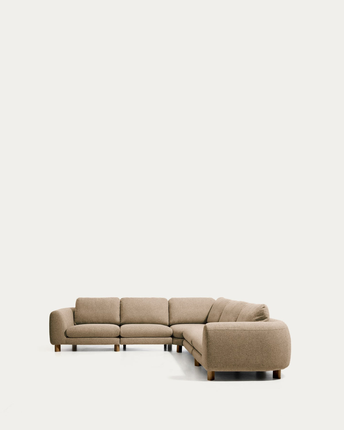 5-Sitzer Ecksofa Vera von Kave Home in Hellbraun mit Stoffbezug, geschwungenen Armlehnen und Beinen aus Eschenholz mit Nussbaum-Finish.
