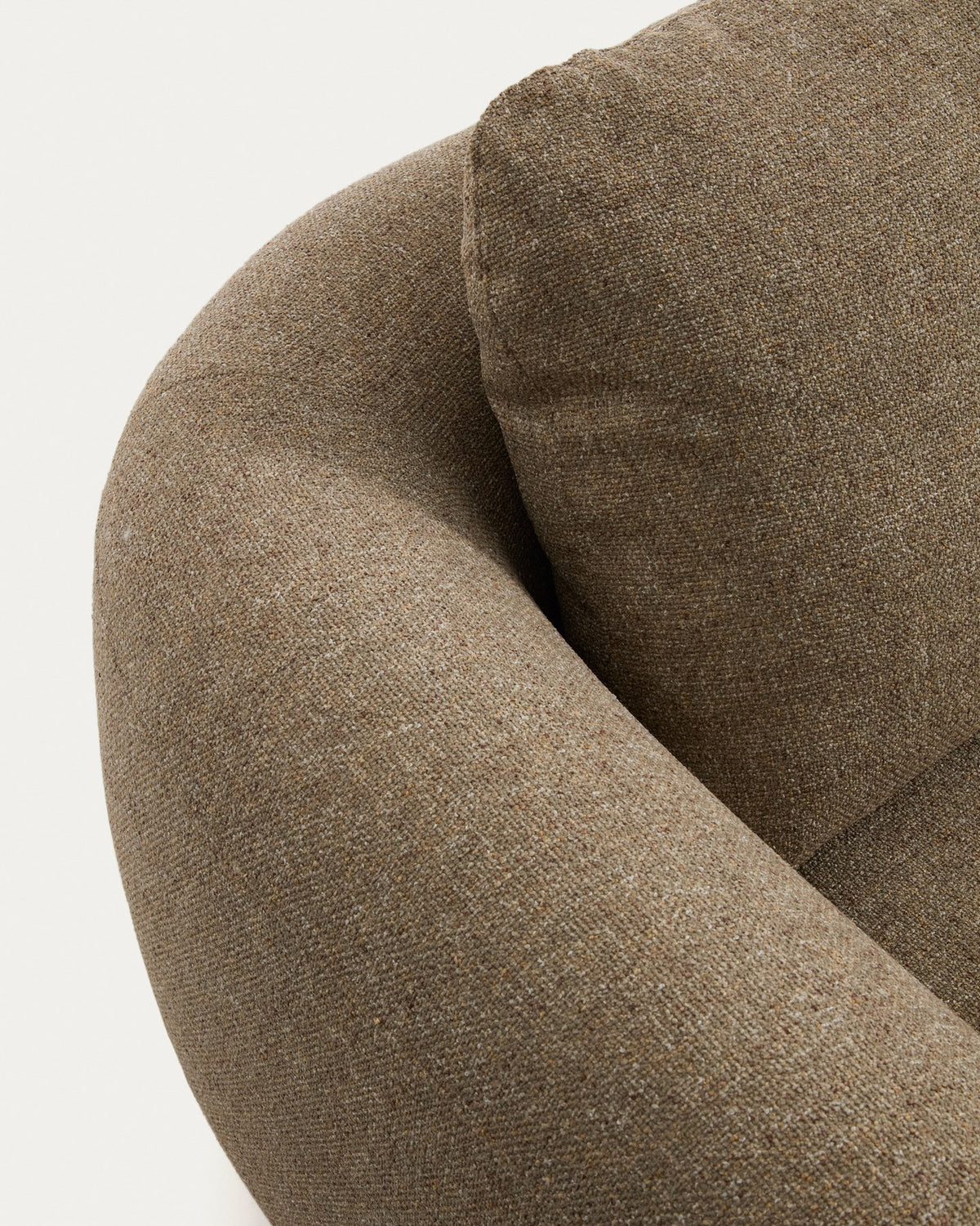 5-Sitzer Ecksofa Vera von Kave Home in Hellbraun mit Stoffbezug, geschwungenen Armlehnen und Beinen aus Eschenholz mit Nussbaum-Finish.