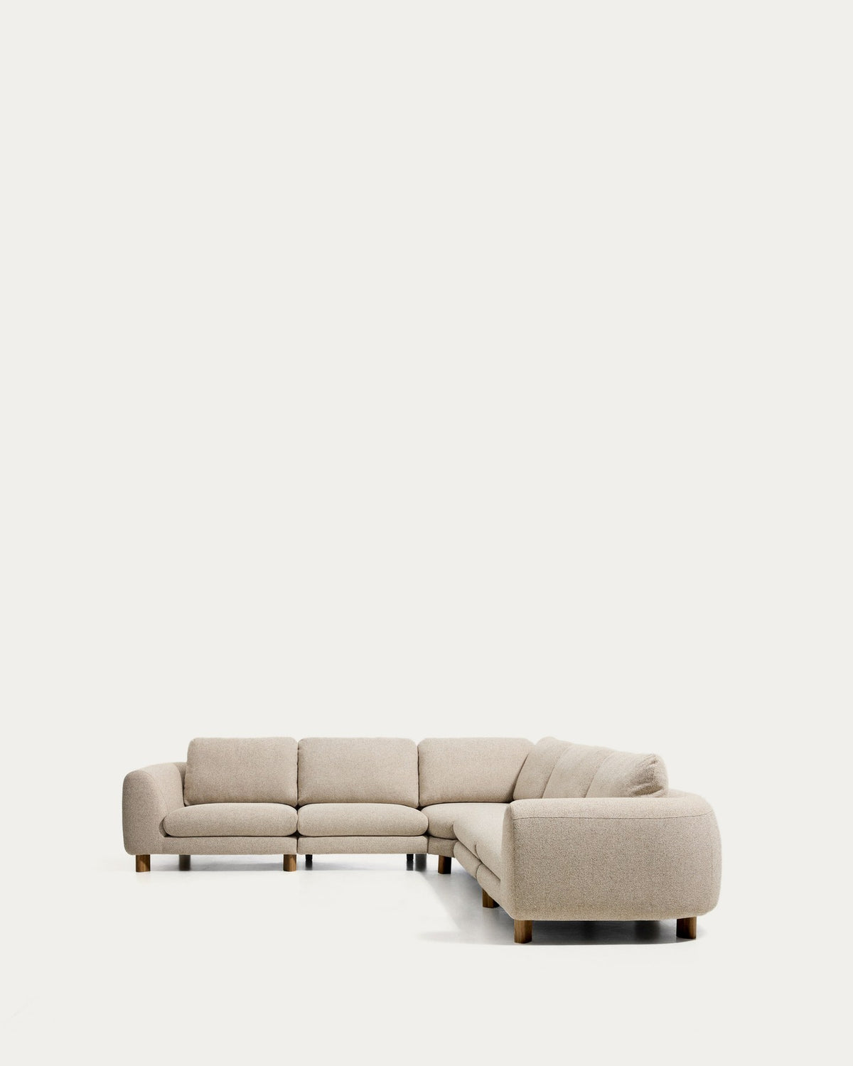 Beiges 5-Sitzer Ecksofa Vera von Kave Home mit gepolsterten Armlehnen und sichtbaren Beinen aus Eschenholz mit Nussbaum-Finish, Grösse 330 x 330 cm.
