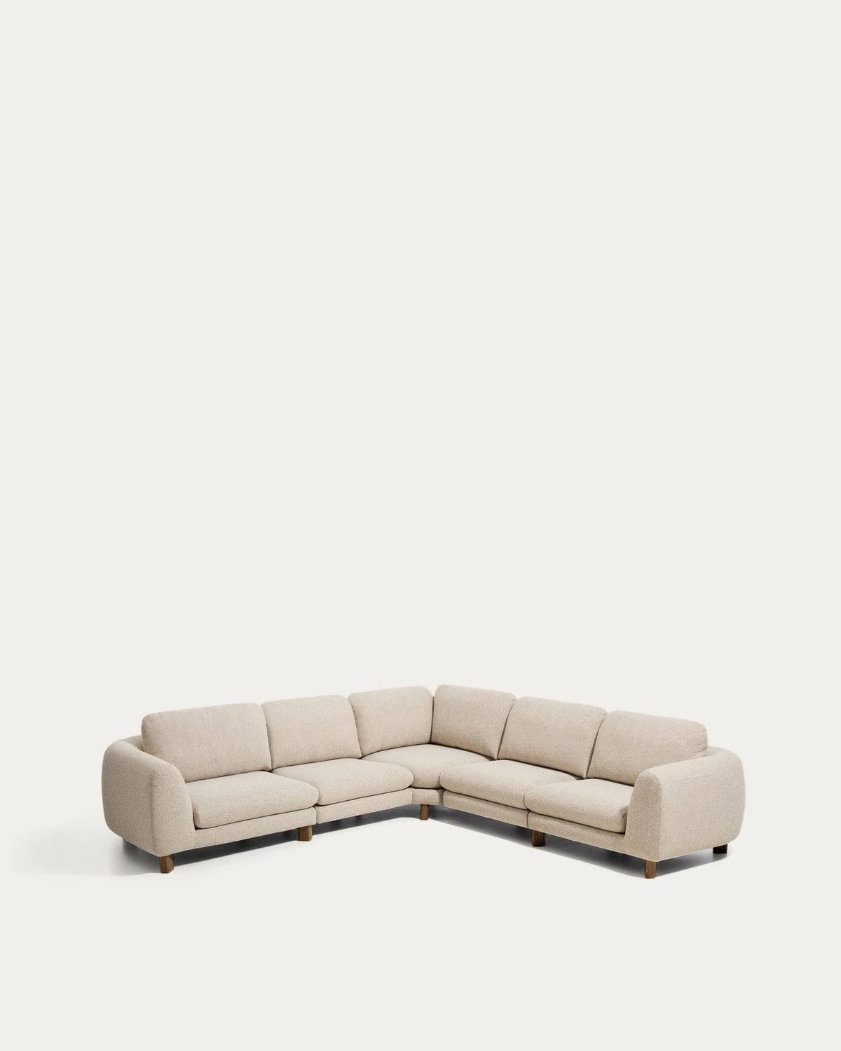 Beiges 5-Sitzer Ecksofa Vera von Kave Home mit gepolsterten Armlehnen und sichtbaren Beinen aus Eschenholz mit Nussbaum-Finish, Grösse 330 x 330 cm.
