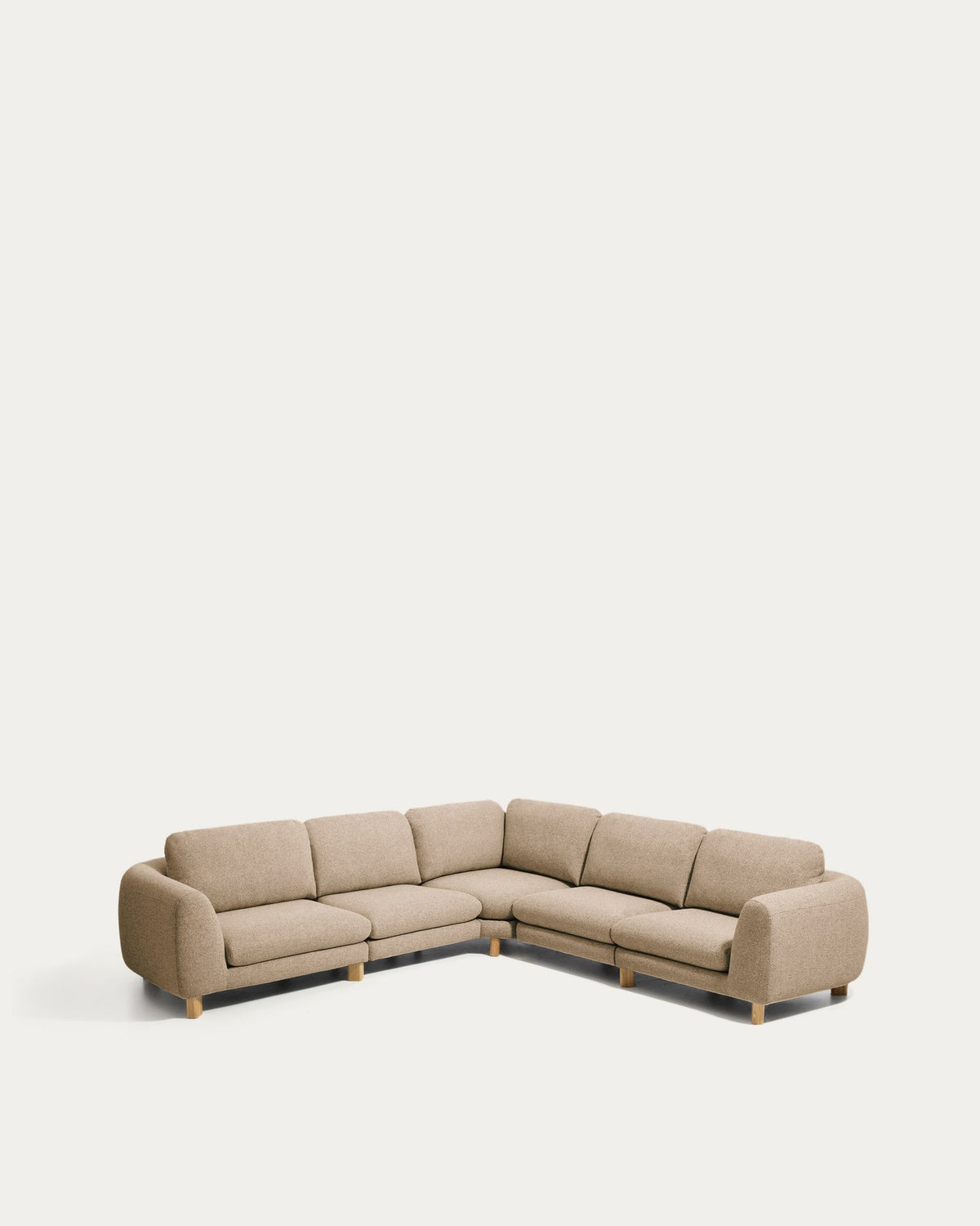 5-Sitzer Ecksofa Vera von Kave Home in Hellbraun mit gepolsterten Sitzflächen und sichtbaren Beinen aus massivem Eschenholz mit natürlichem Finish.