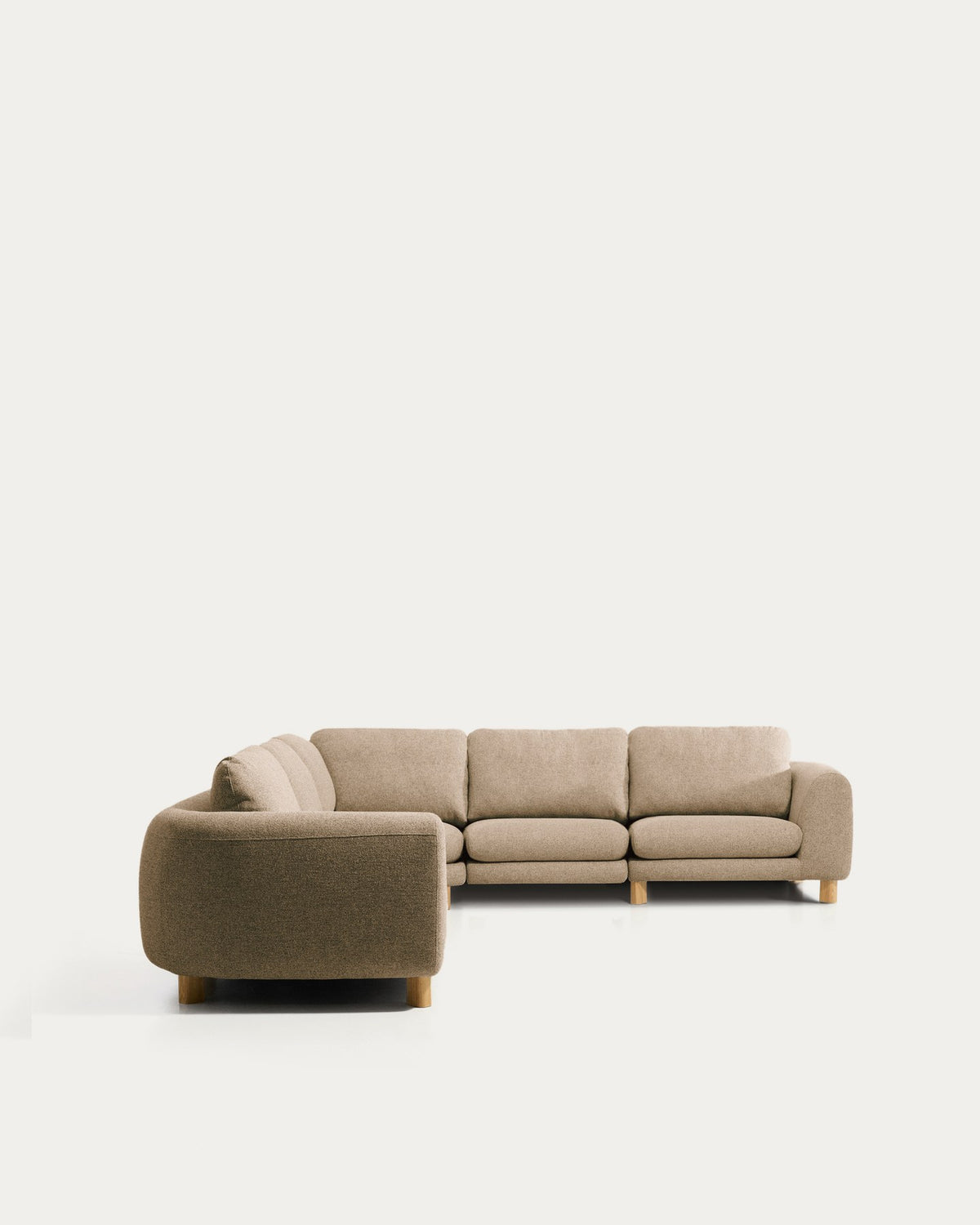 5-Sitzer Ecksofa Vera von Kave Home in Hellbraun mit gepolsterten Sitzflächen und sichtbaren Beinen aus massivem Eschenholz mit natürlichem Finish.